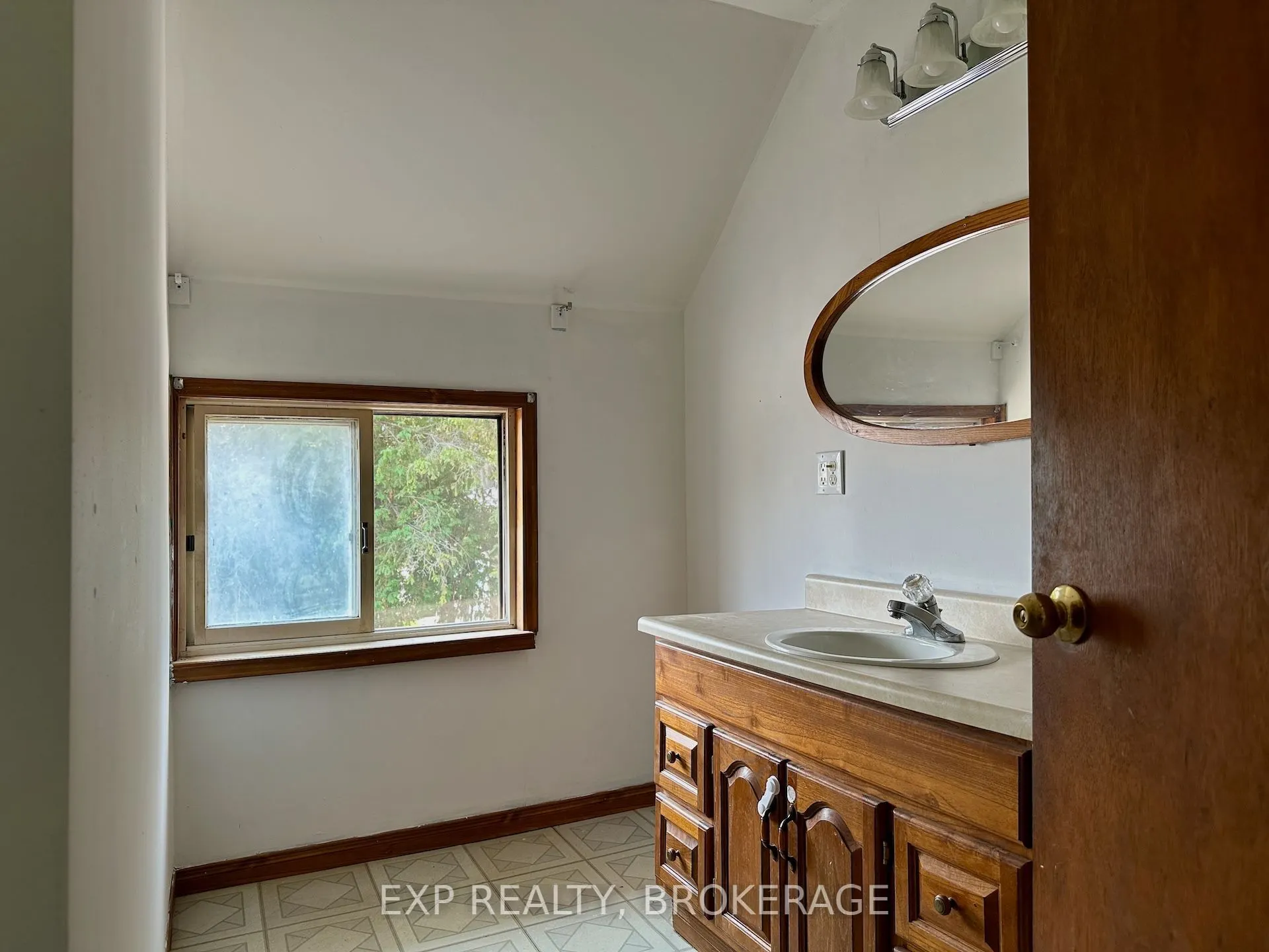 2295 SYDENHAM Road