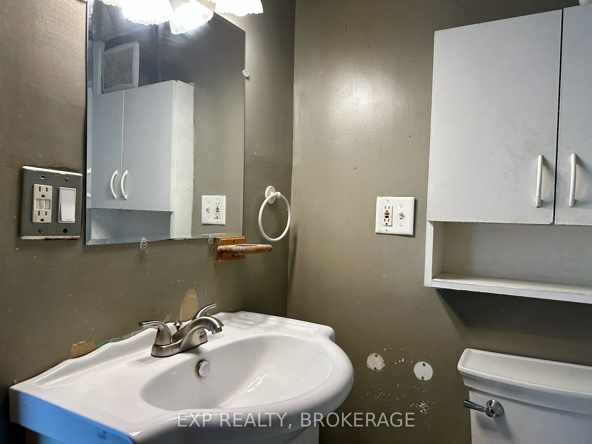 2295 SYDENHAM Road