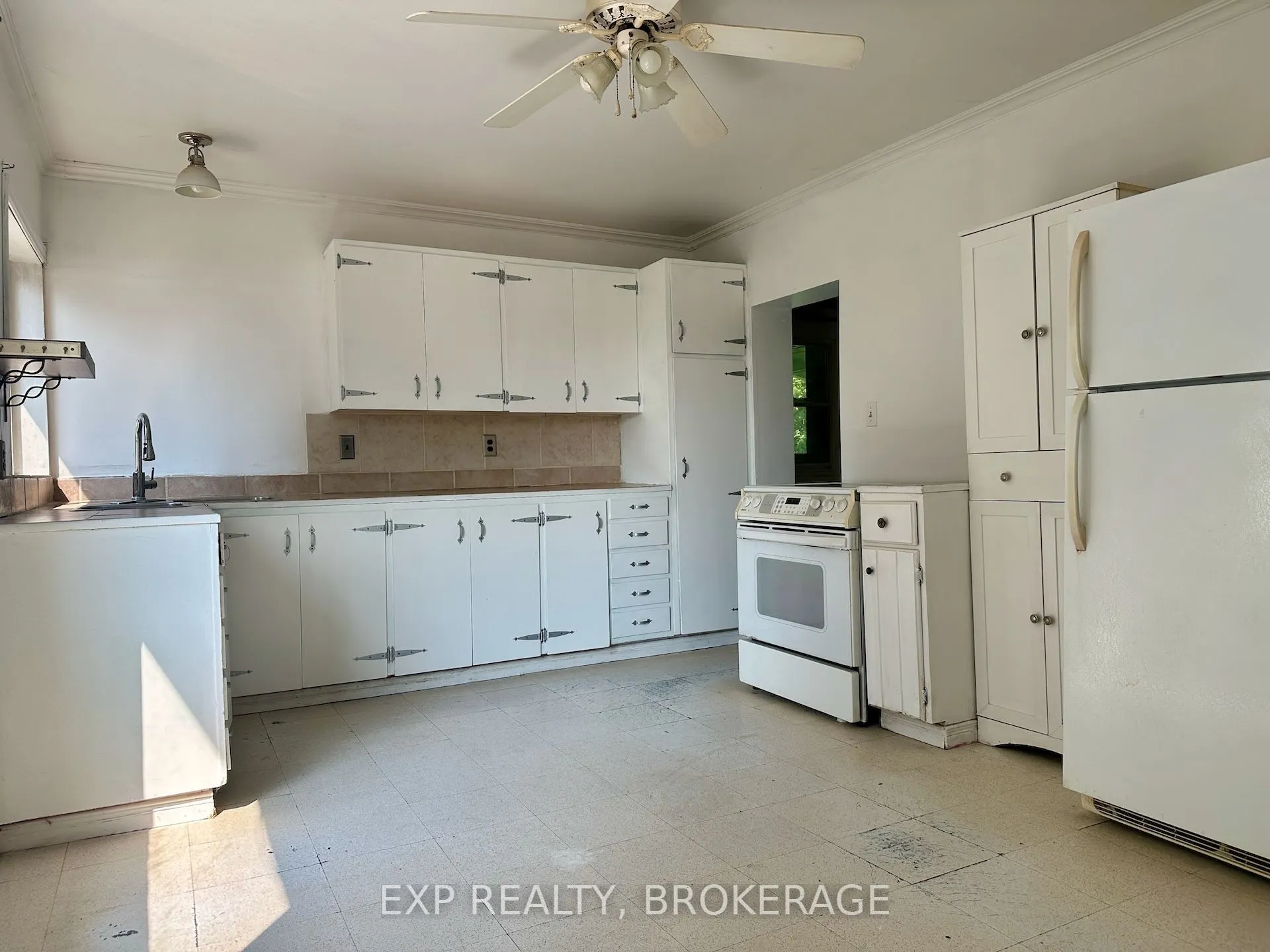 2295 SYDENHAM Road