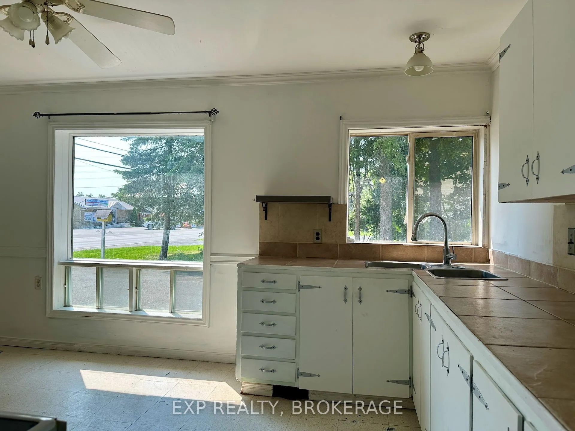 2295 SYDENHAM Road