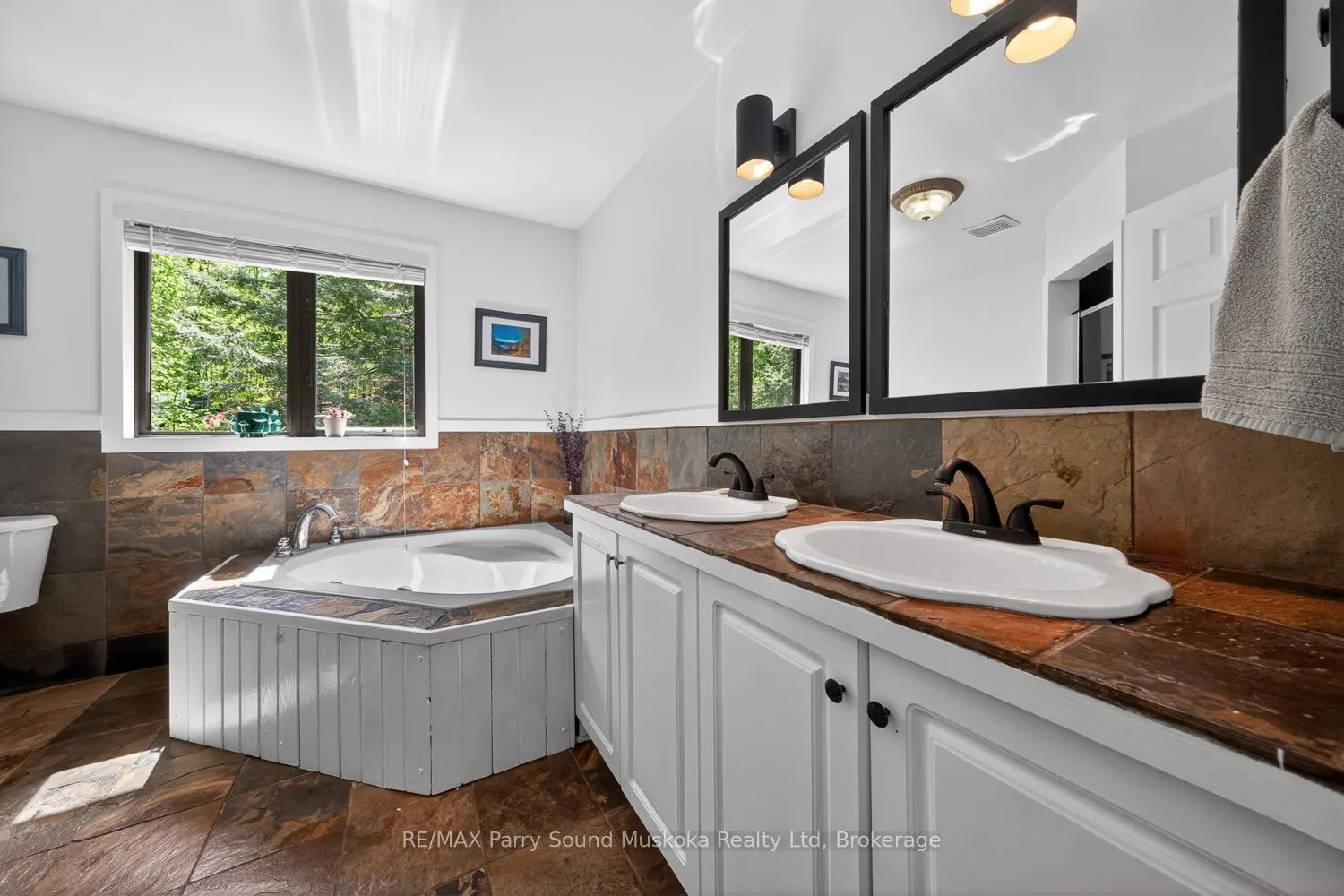 34 SILVER POINT Drive