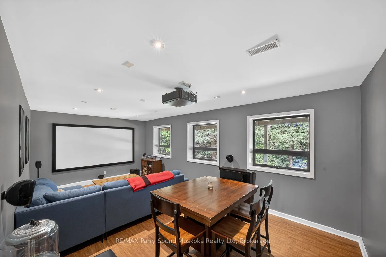 34 SILVER POINT Drive