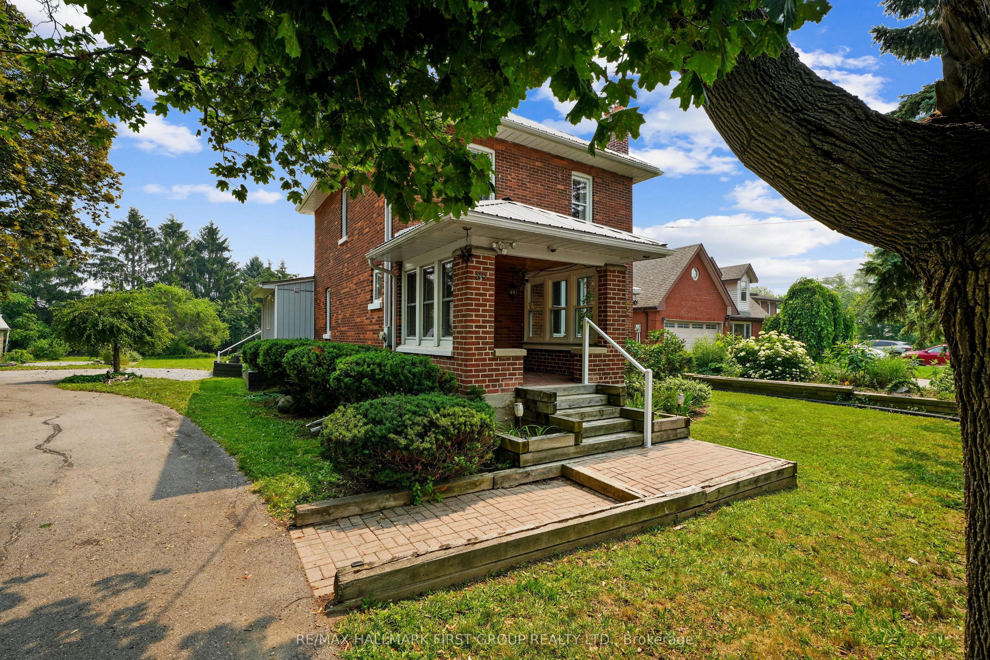 89 Rose Glen Road N