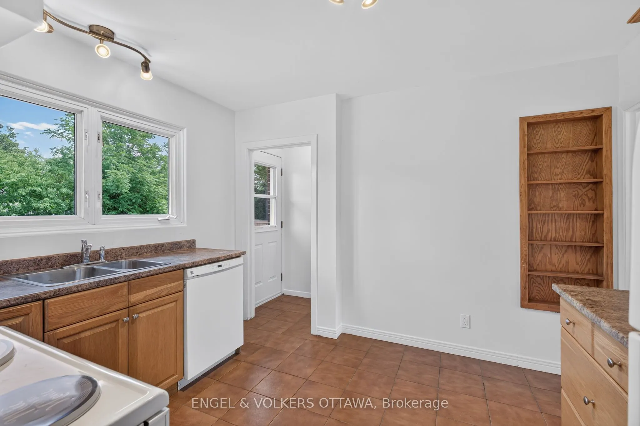 2439 Alta Vista Drive