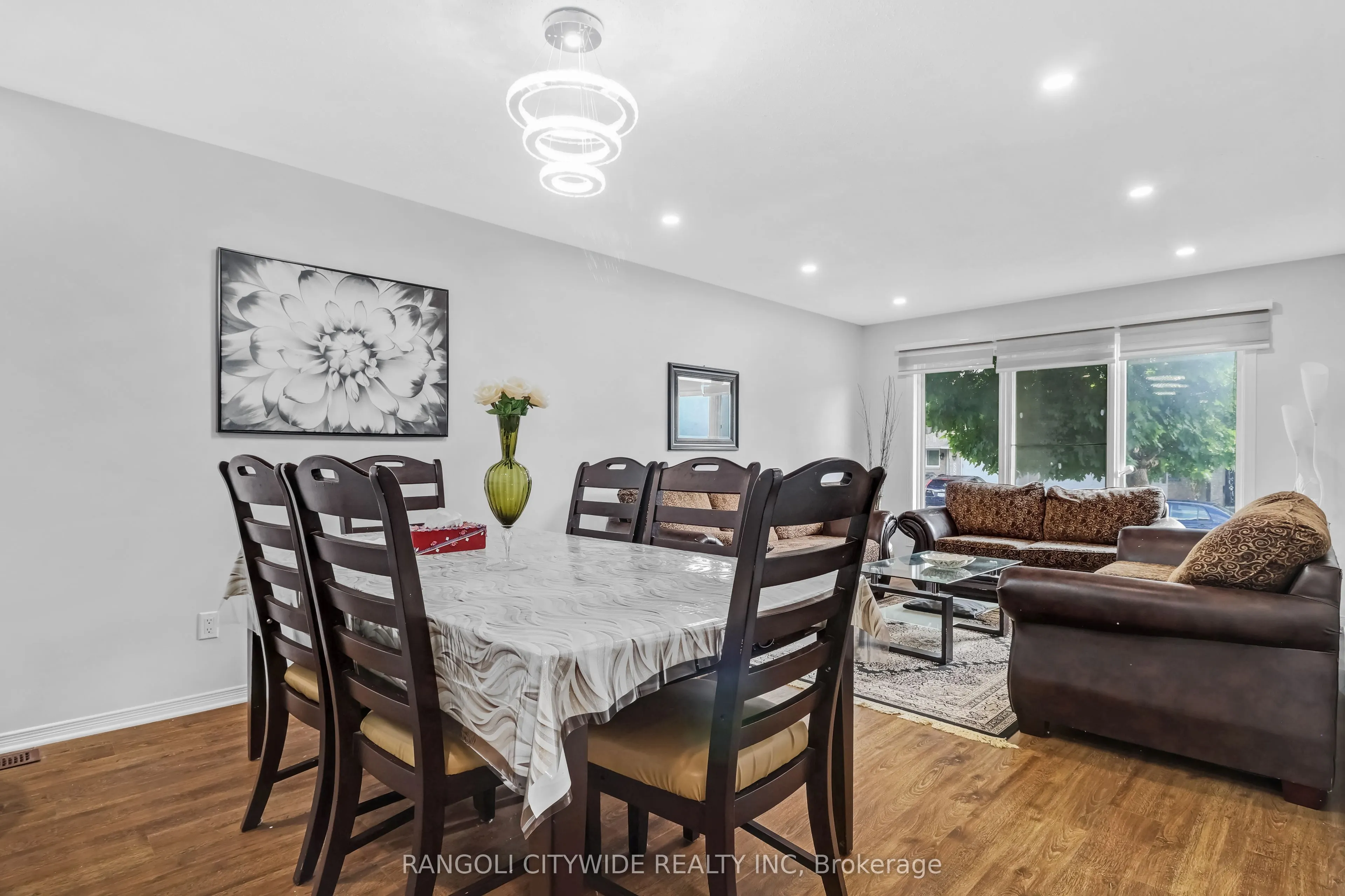 5962 Pineglade Crescent
