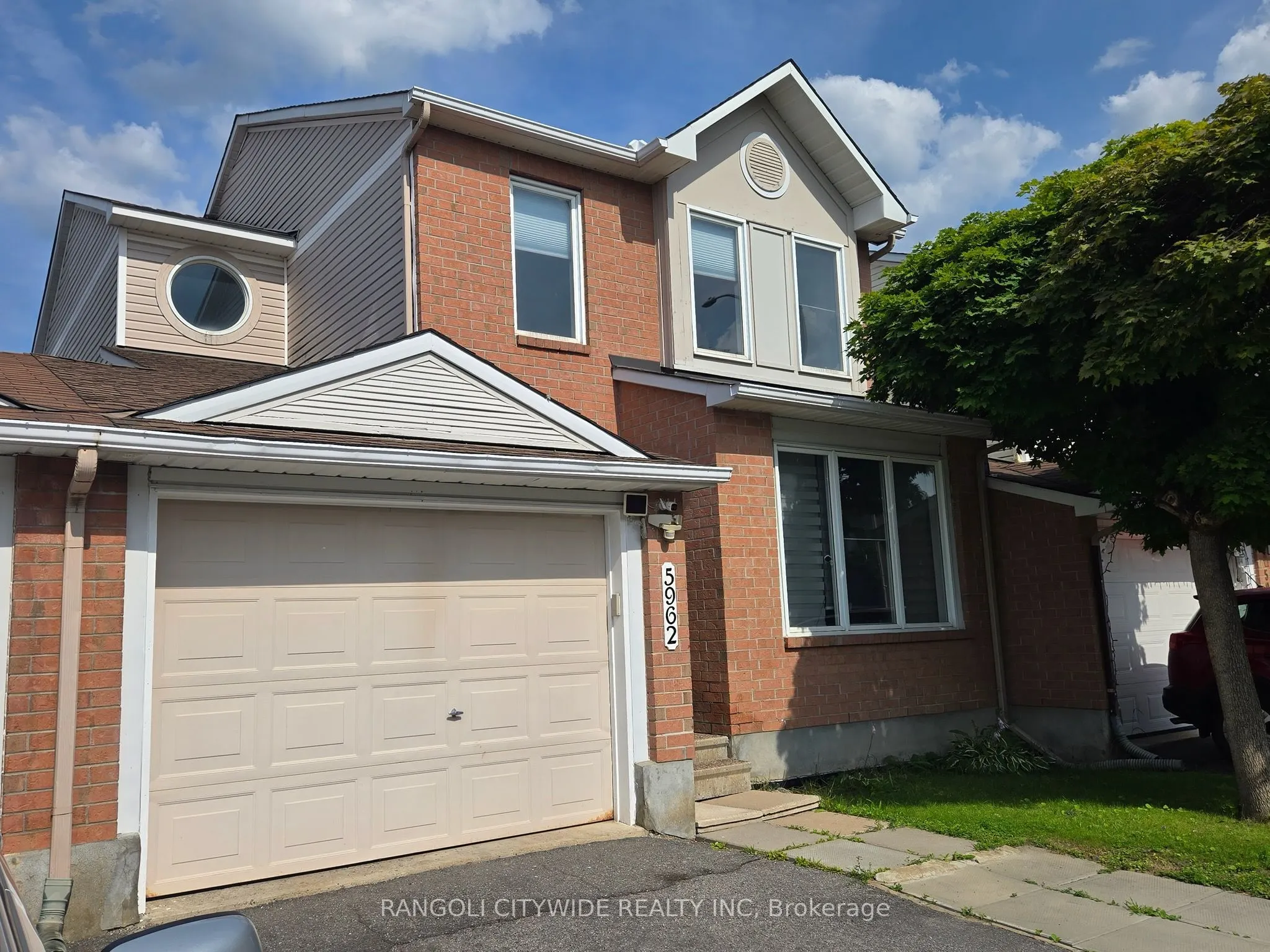 5962 Pineglade Crescent