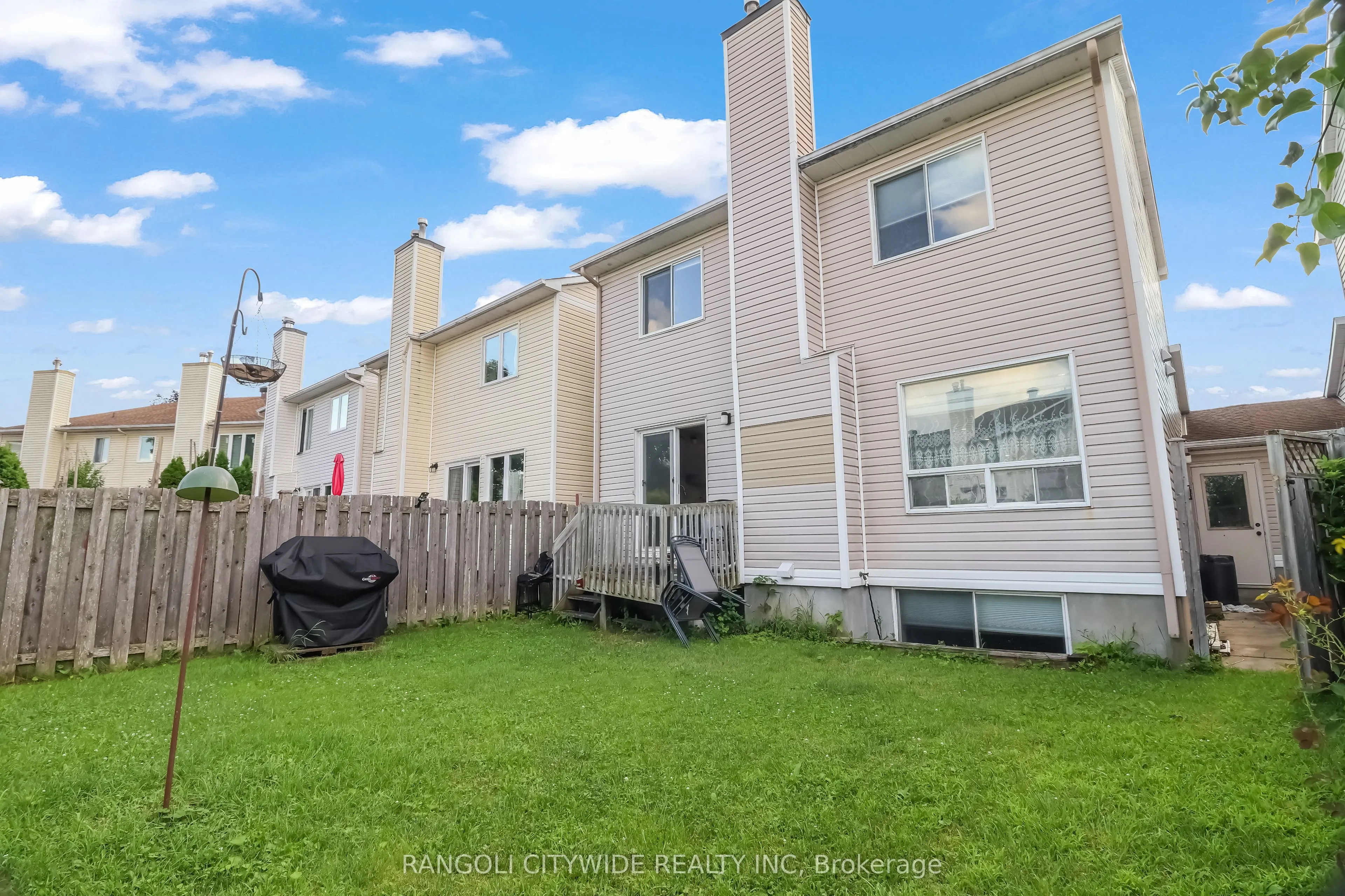 5962 Pineglade Crescent