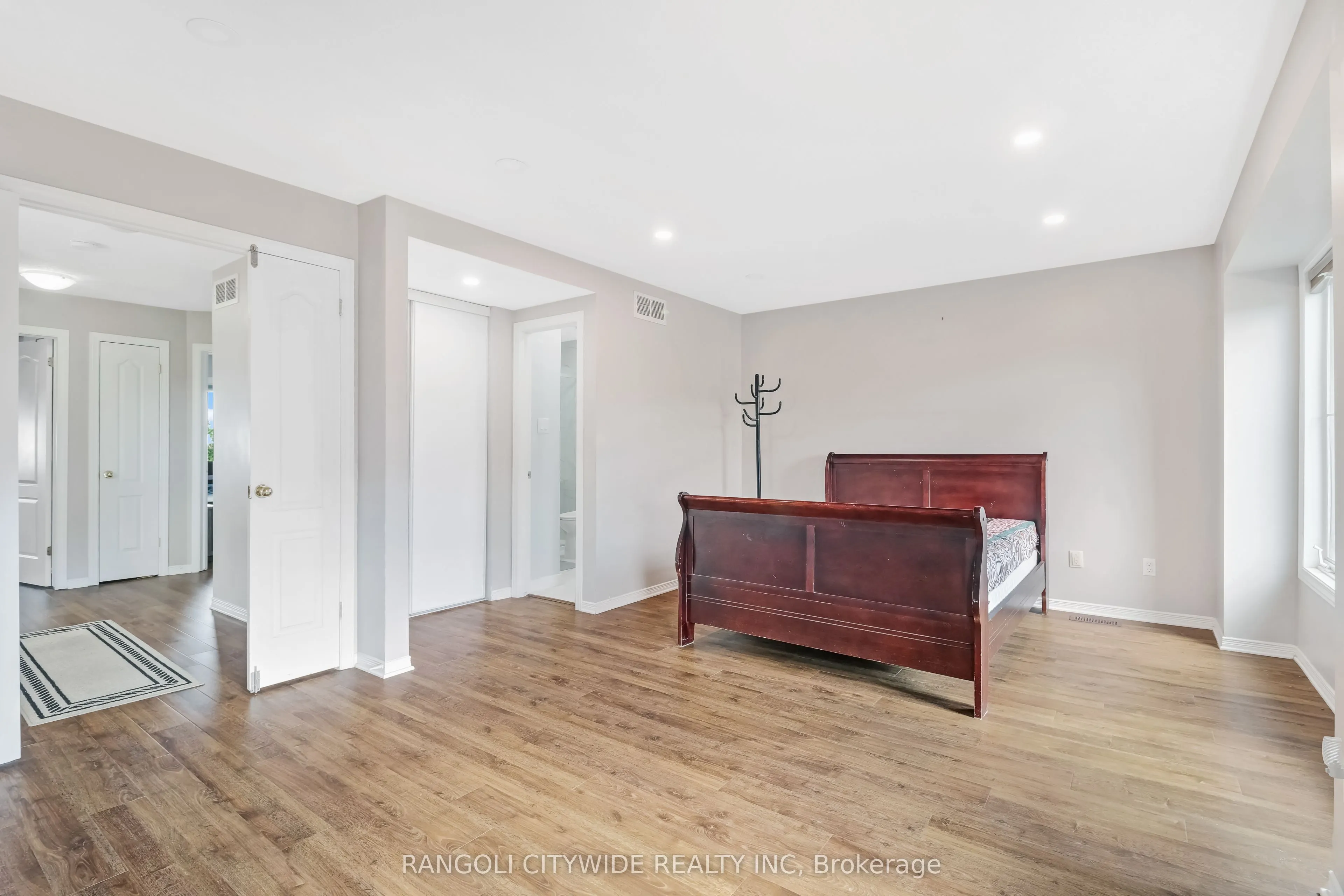 5962 Pineglade Crescent