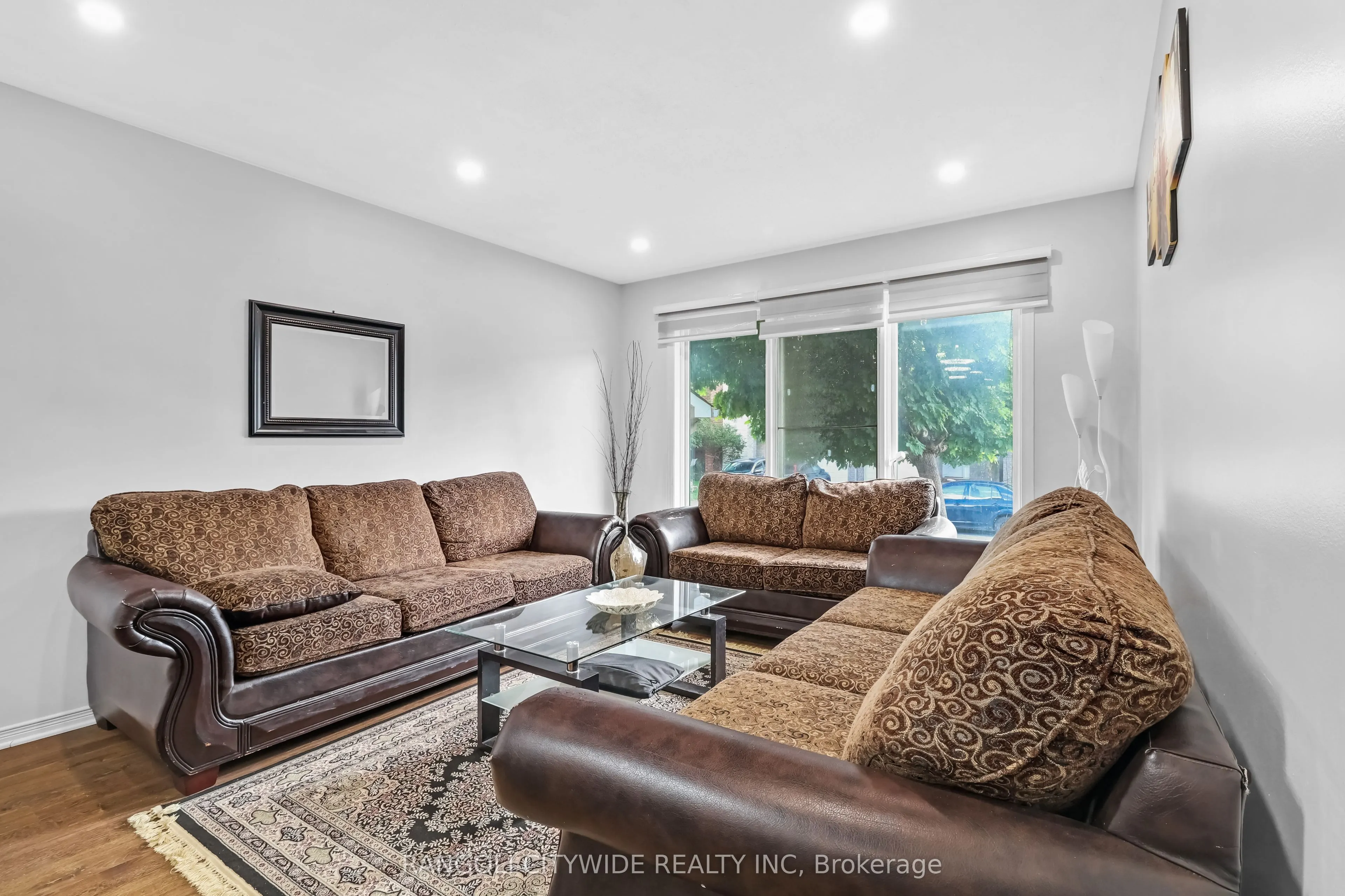 5962 Pineglade Crescent