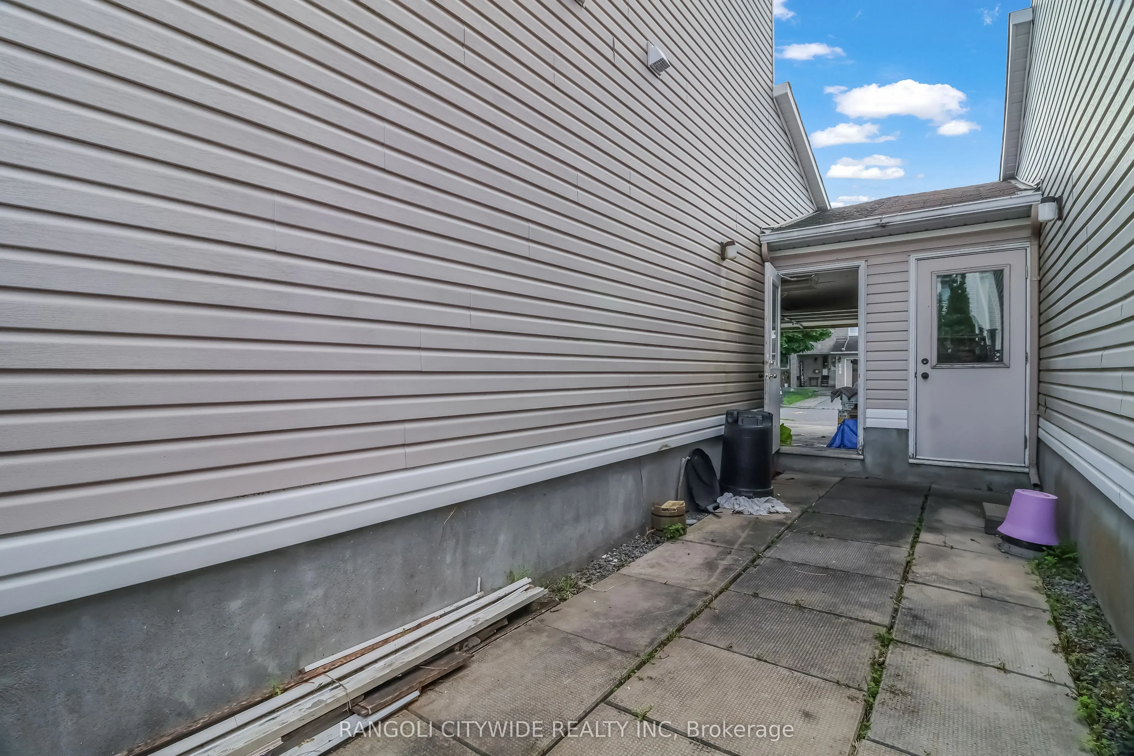 5962 Pineglade Crescent