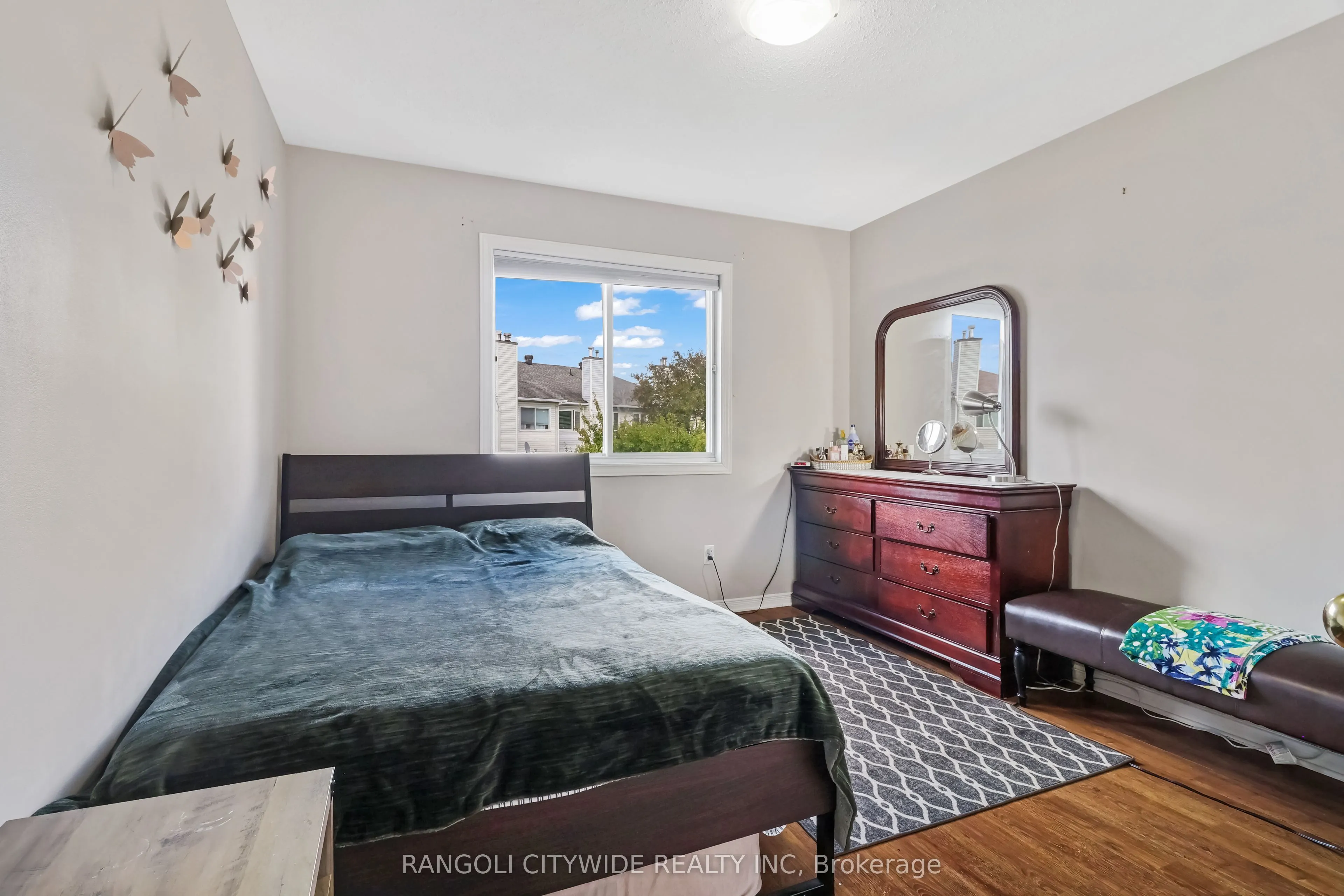 5962 Pineglade Crescent