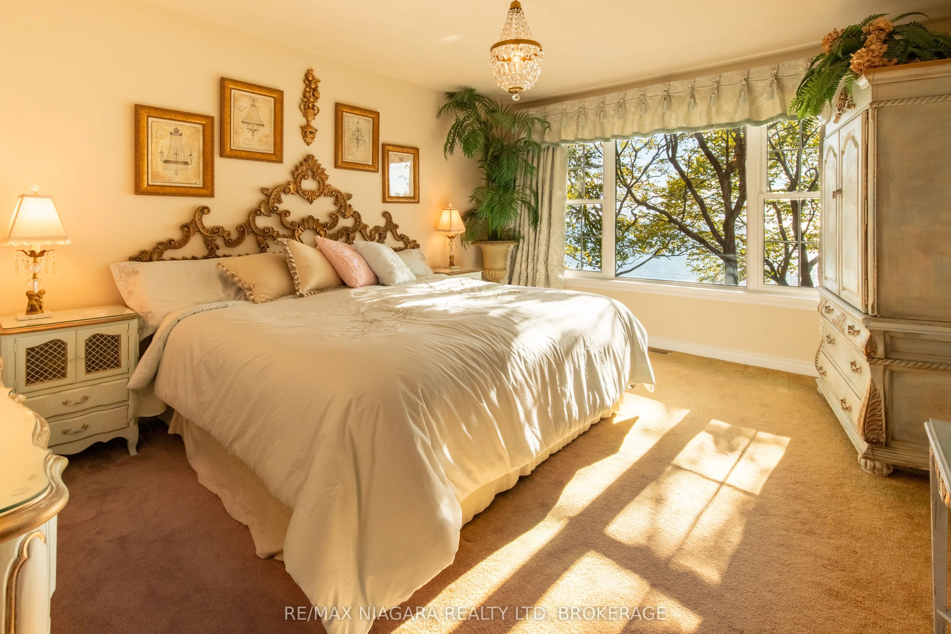 735 Lakeshore Road E