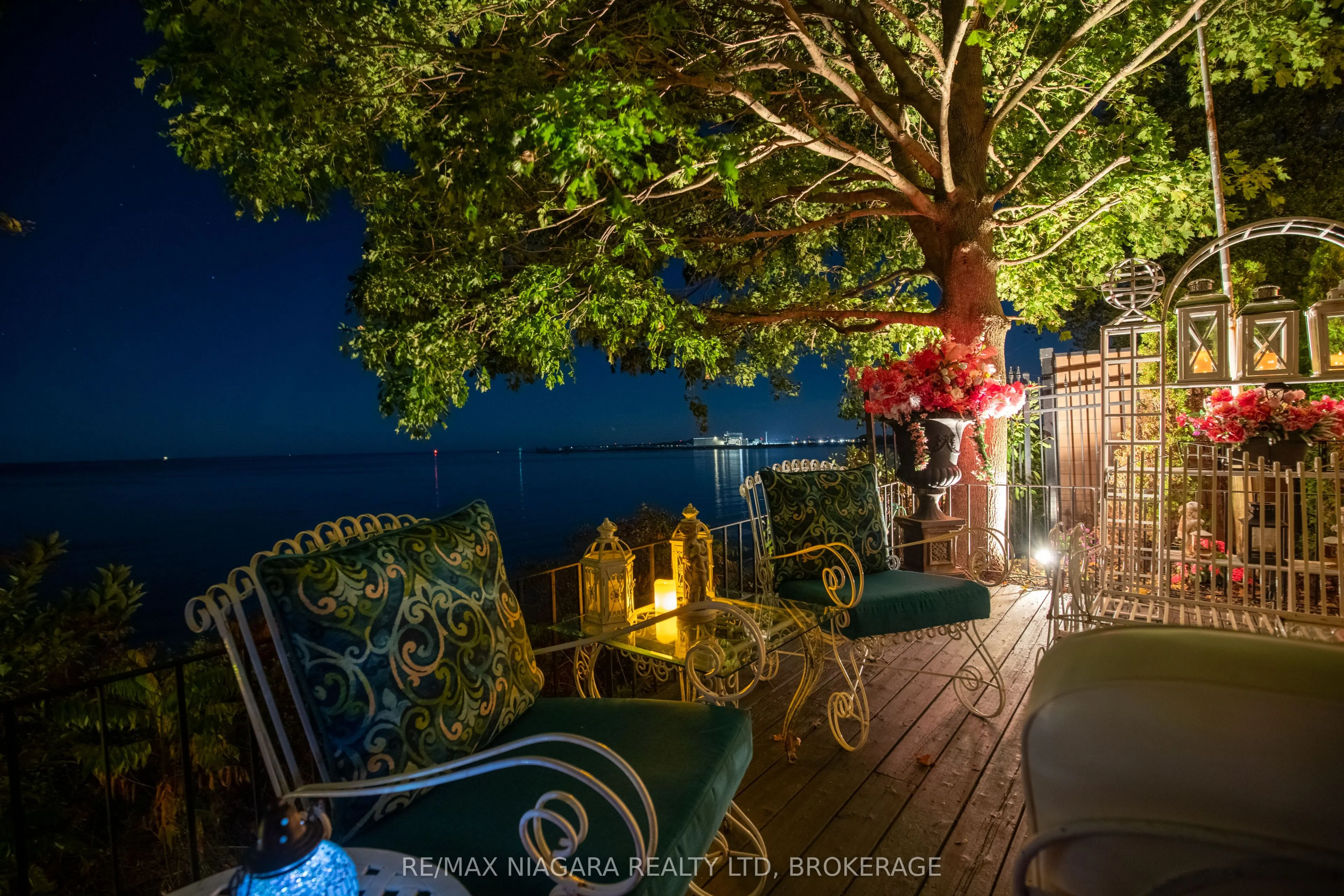 735 Lakeshore Road E