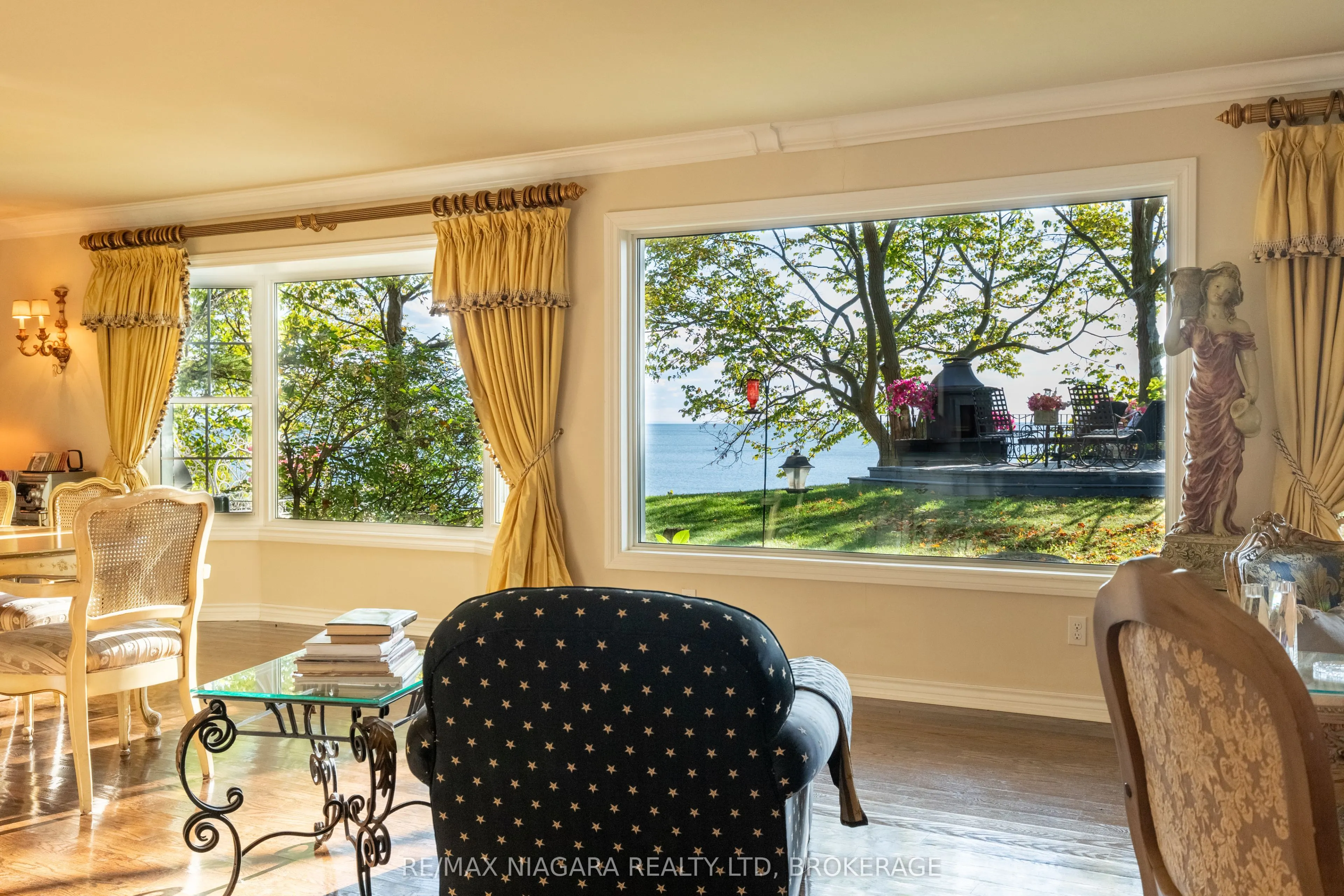 735 Lakeshore Road E