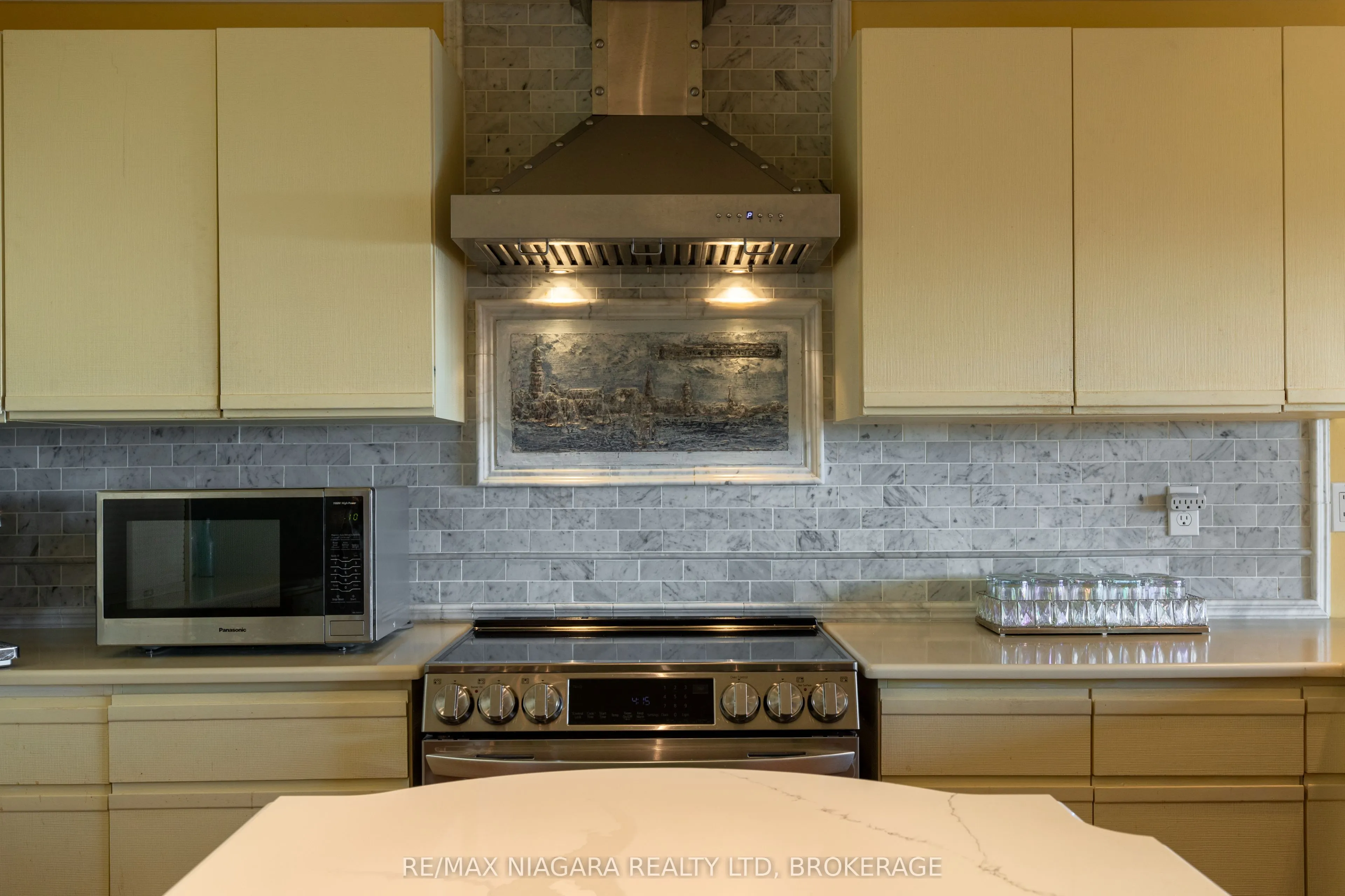 735 Lakeshore Road E