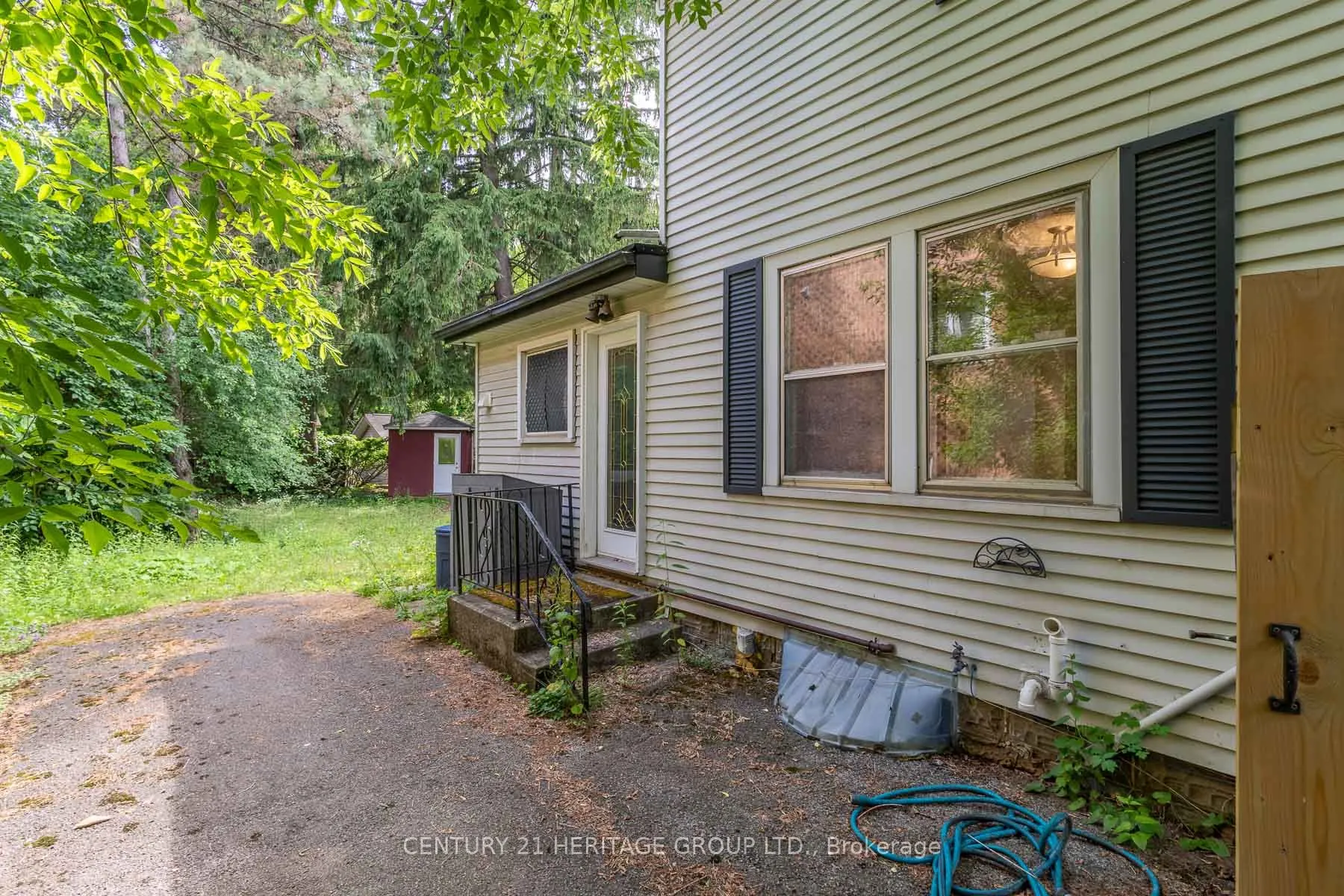32 Rousseaux Street