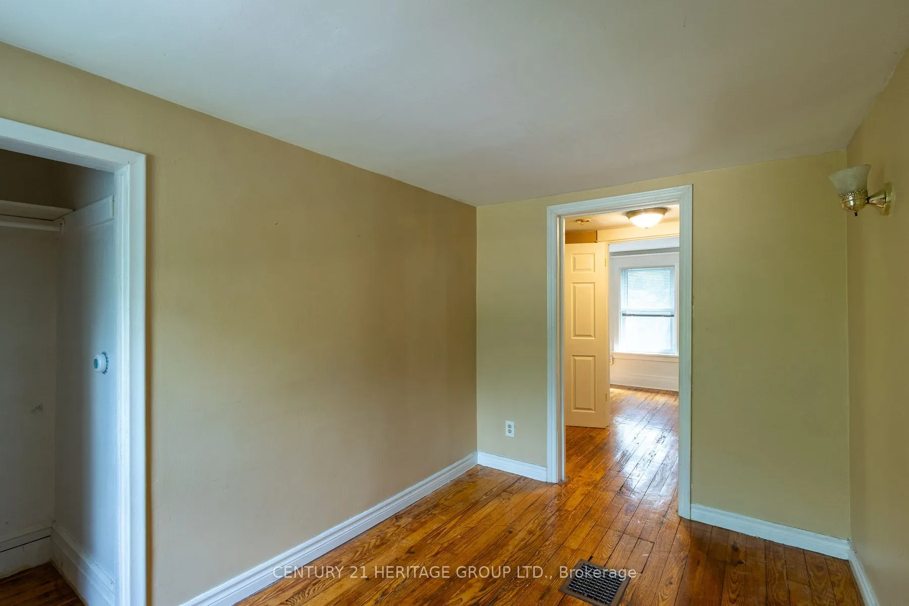 32 Rousseaux Street