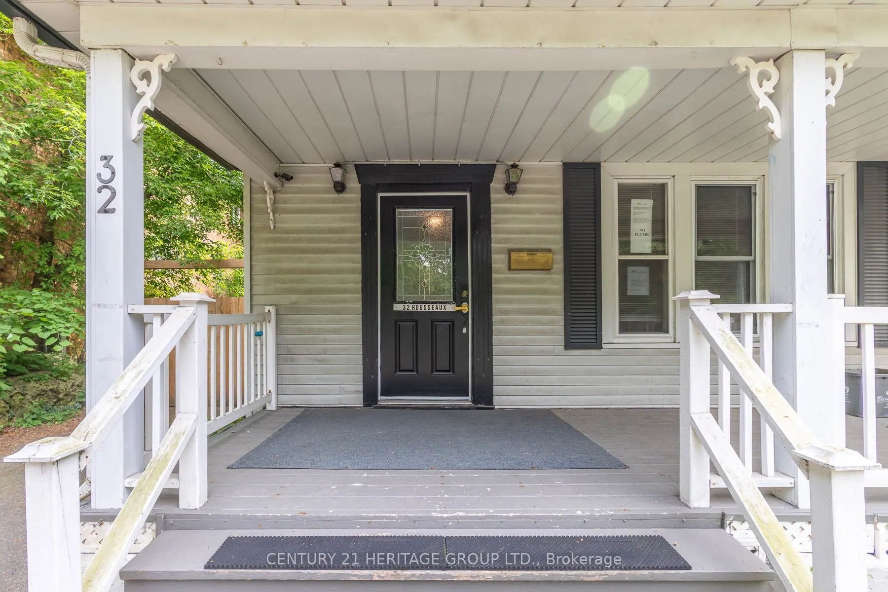 32 Rousseaux Street
