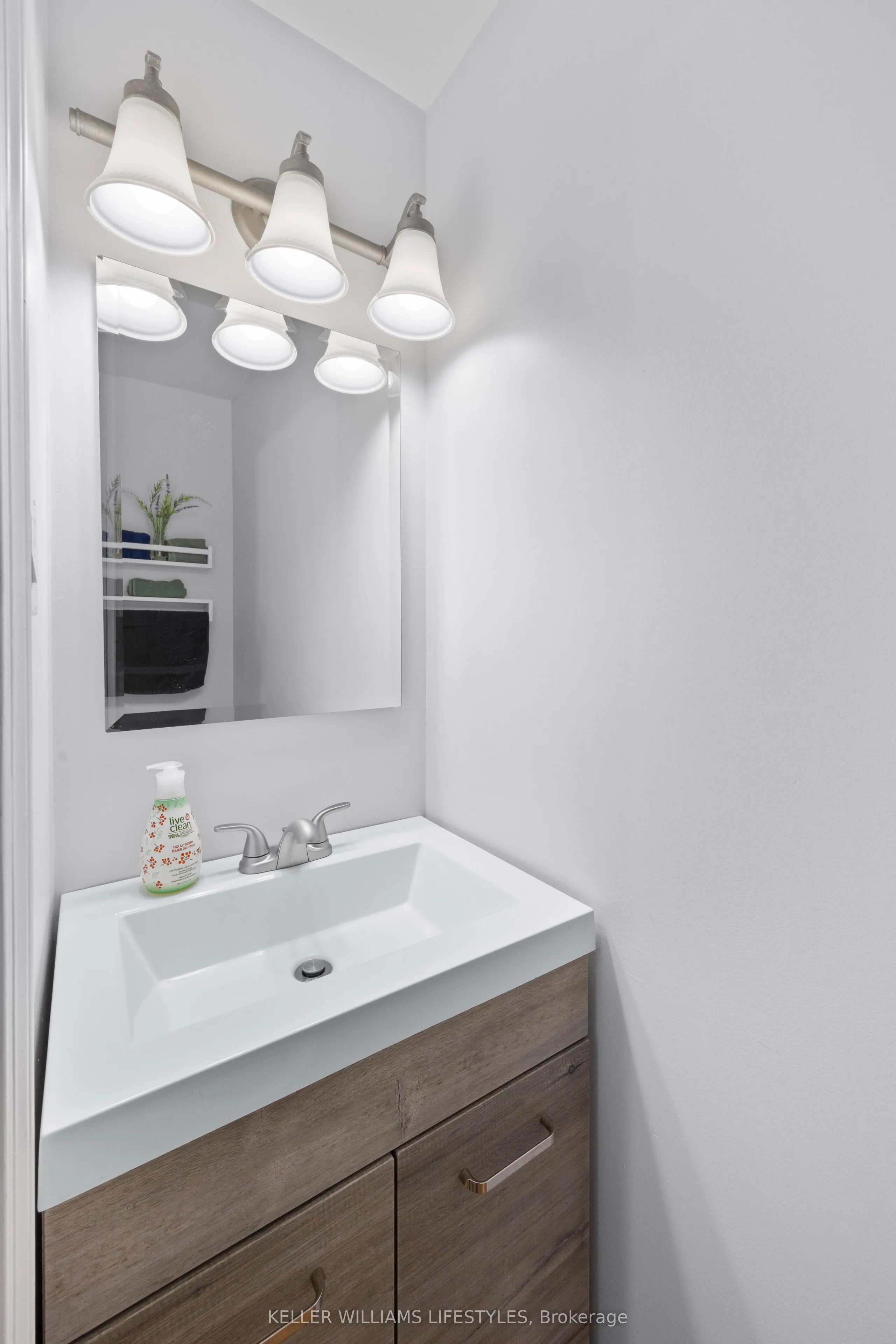 219 Dundas Street W