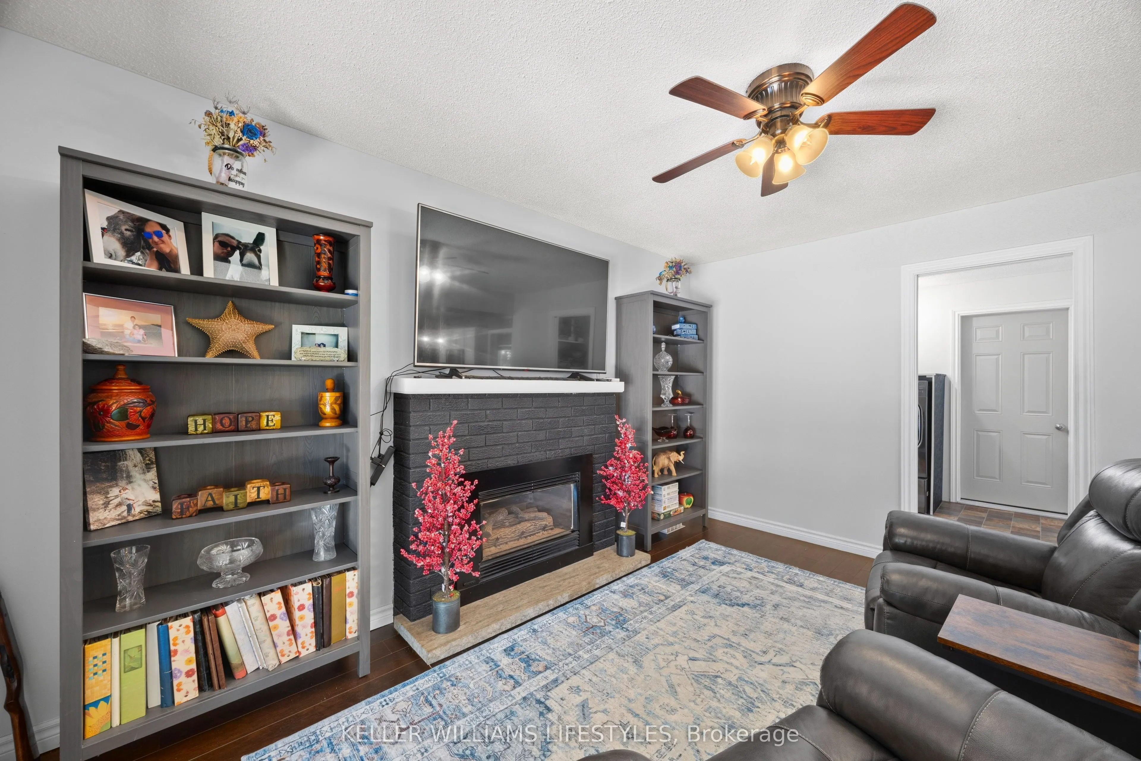 219 Dundas Street W