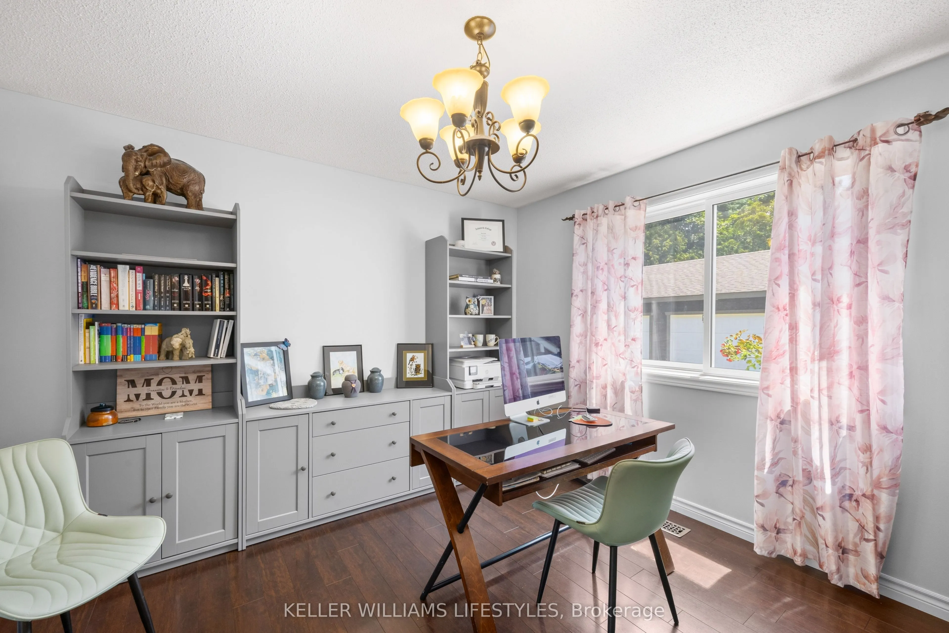 219 Dundas Street W