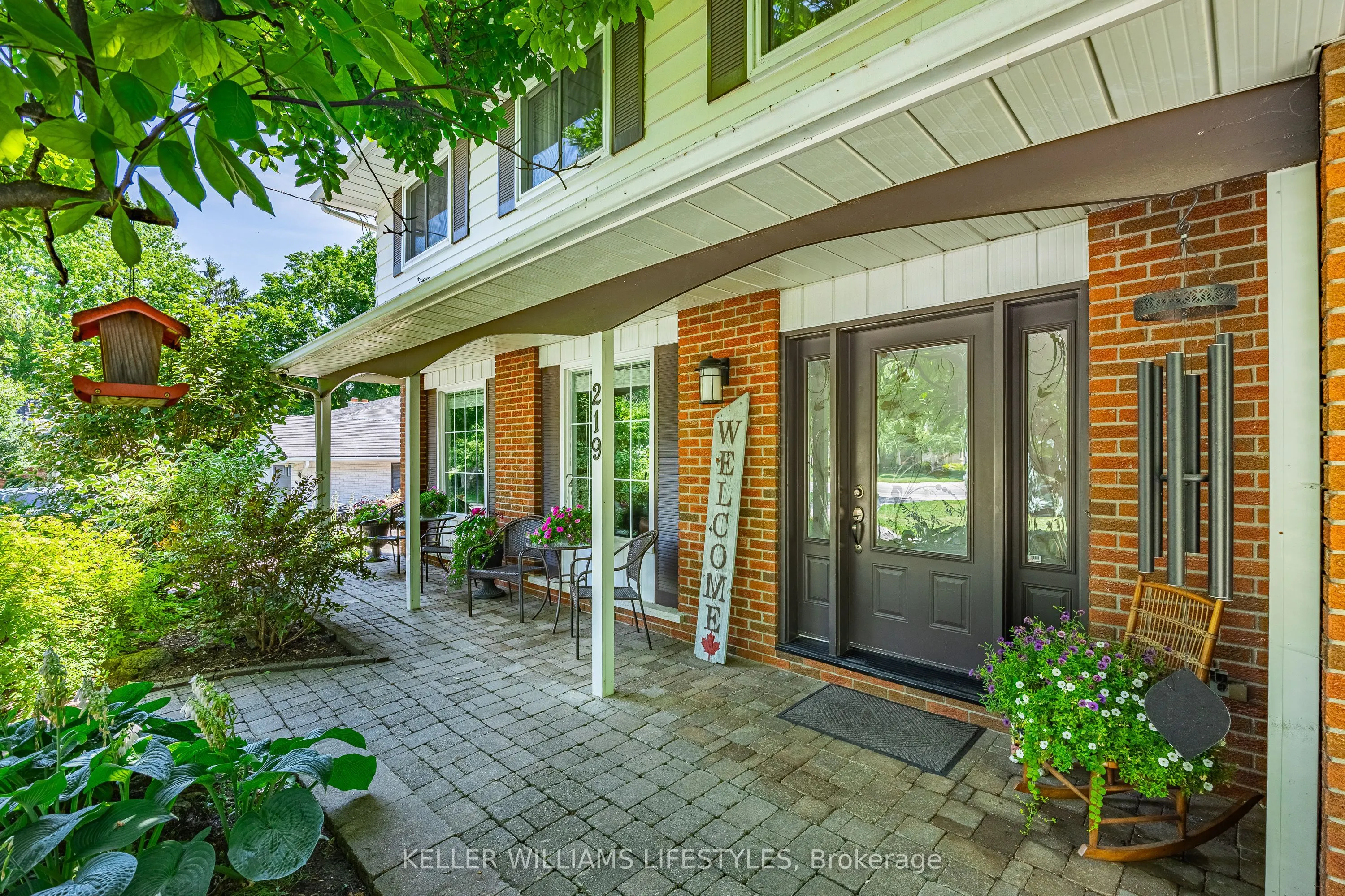 219 Dundas Street W