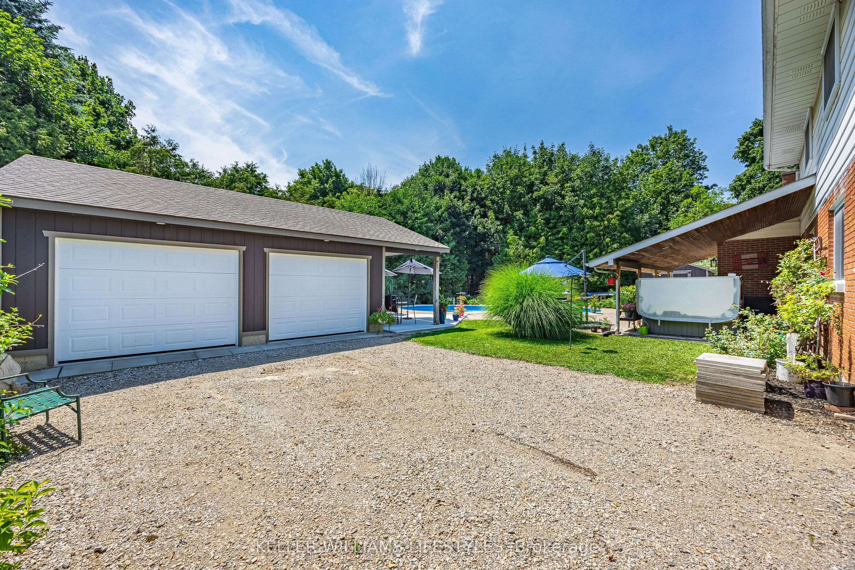 219 Dundas Street W
