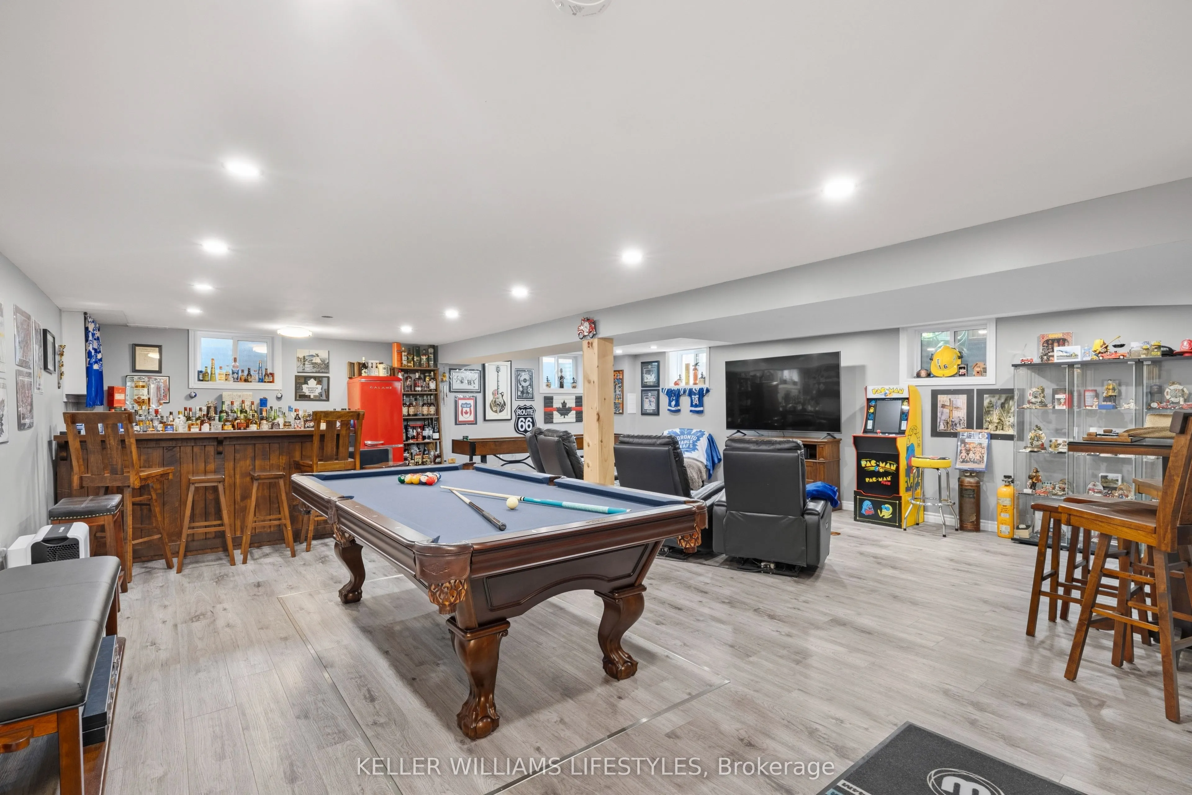 219 Dundas Street W