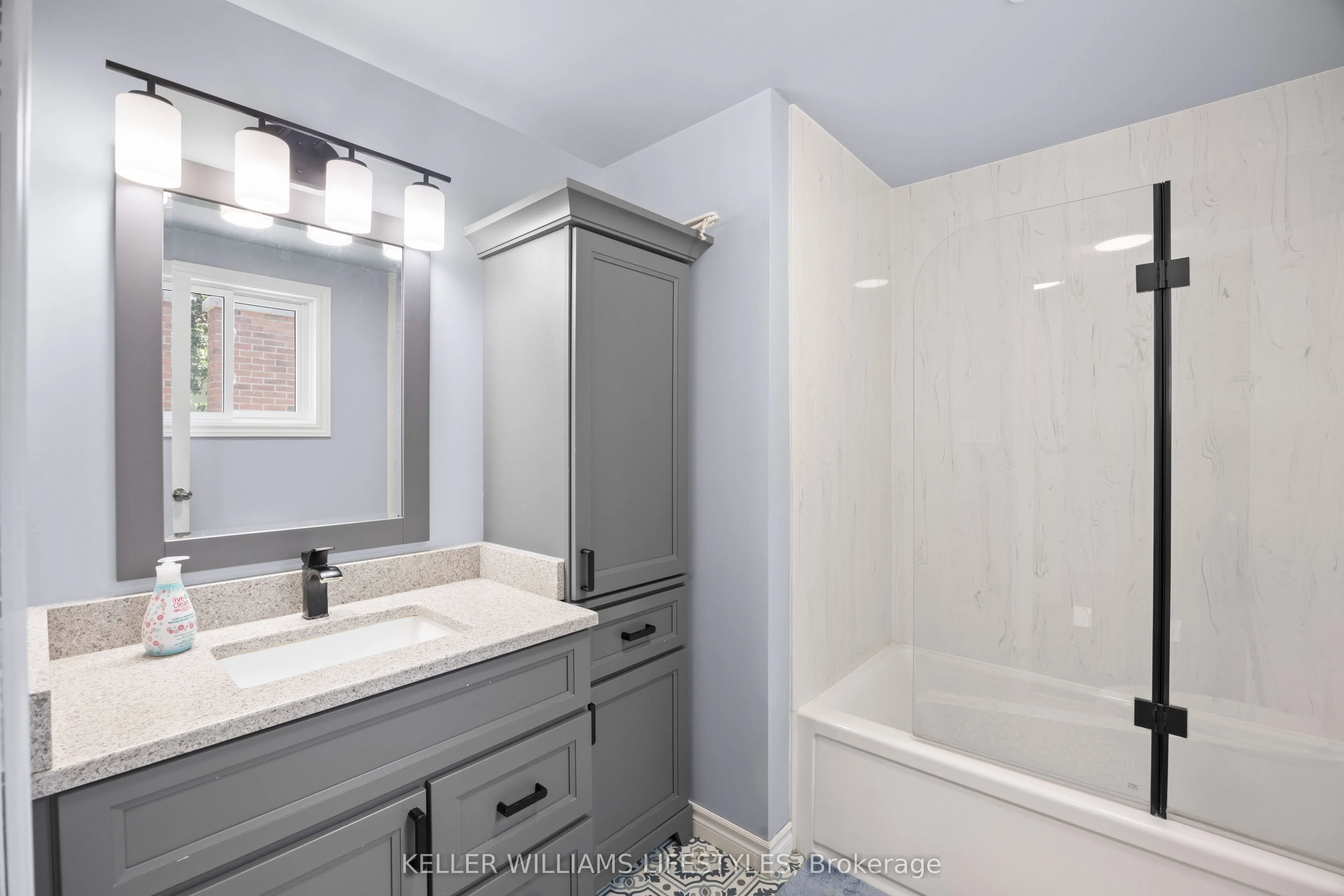 219 Dundas Street W