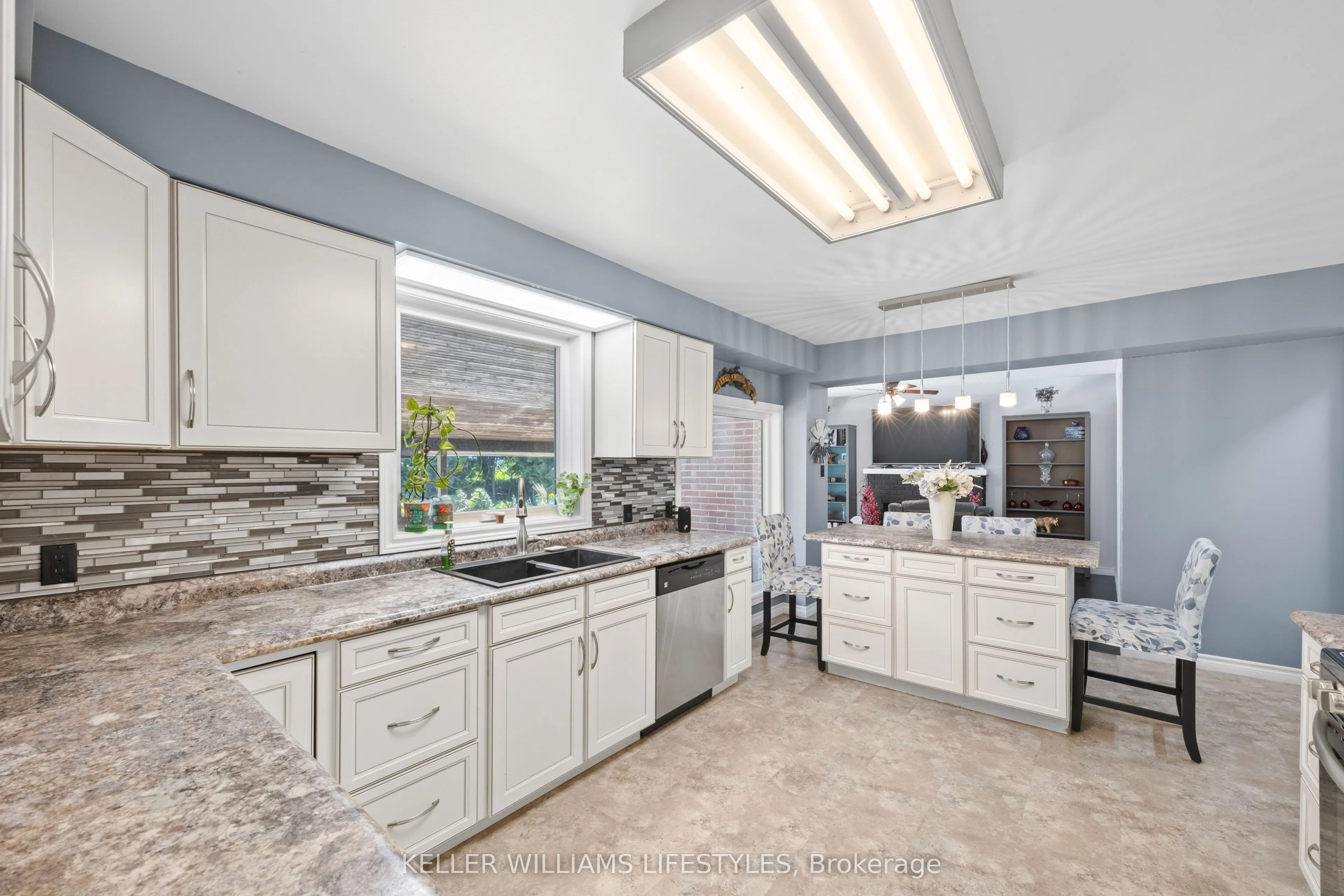 219 Dundas Street W