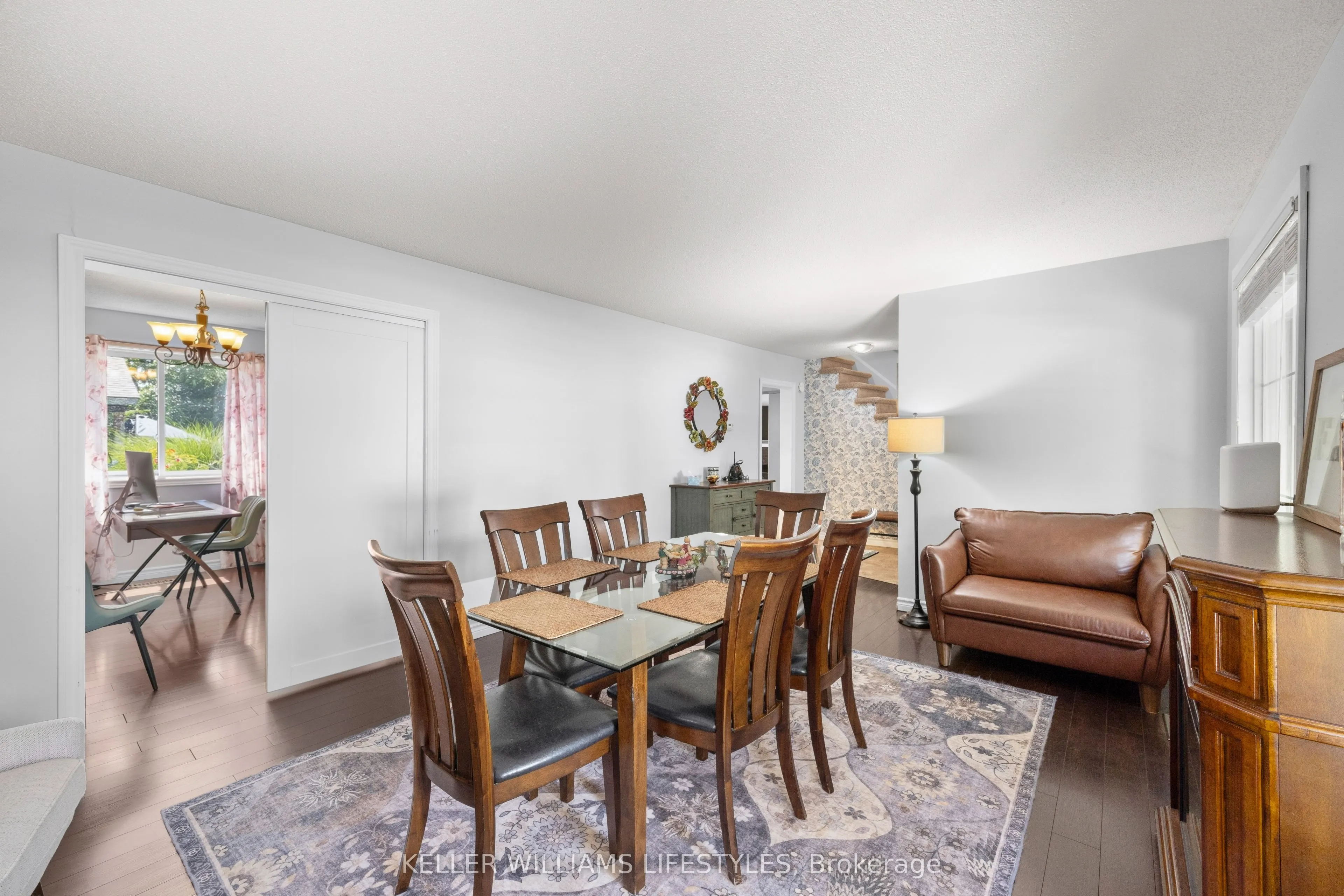 219 Dundas Street W