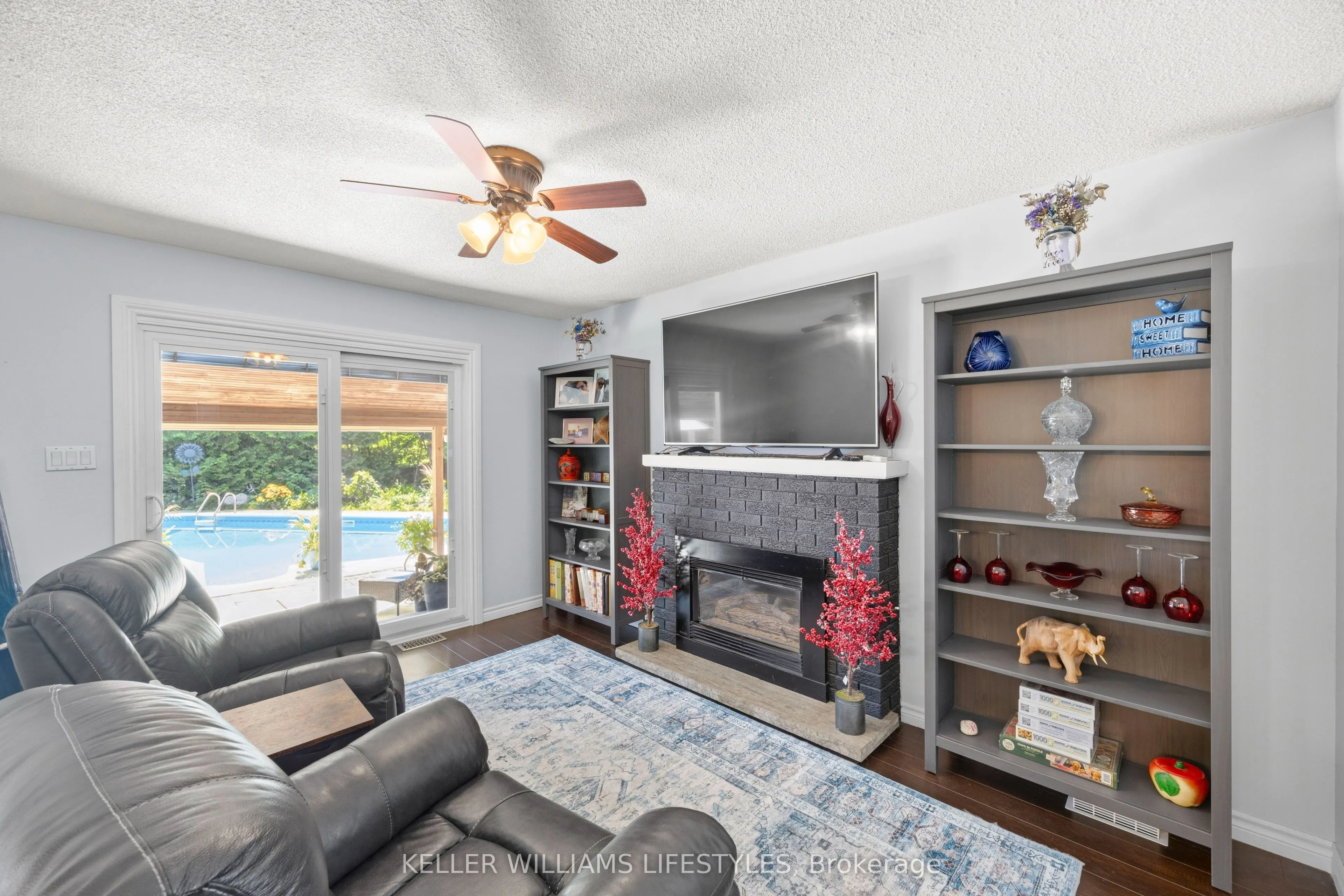 219 Dundas Street W