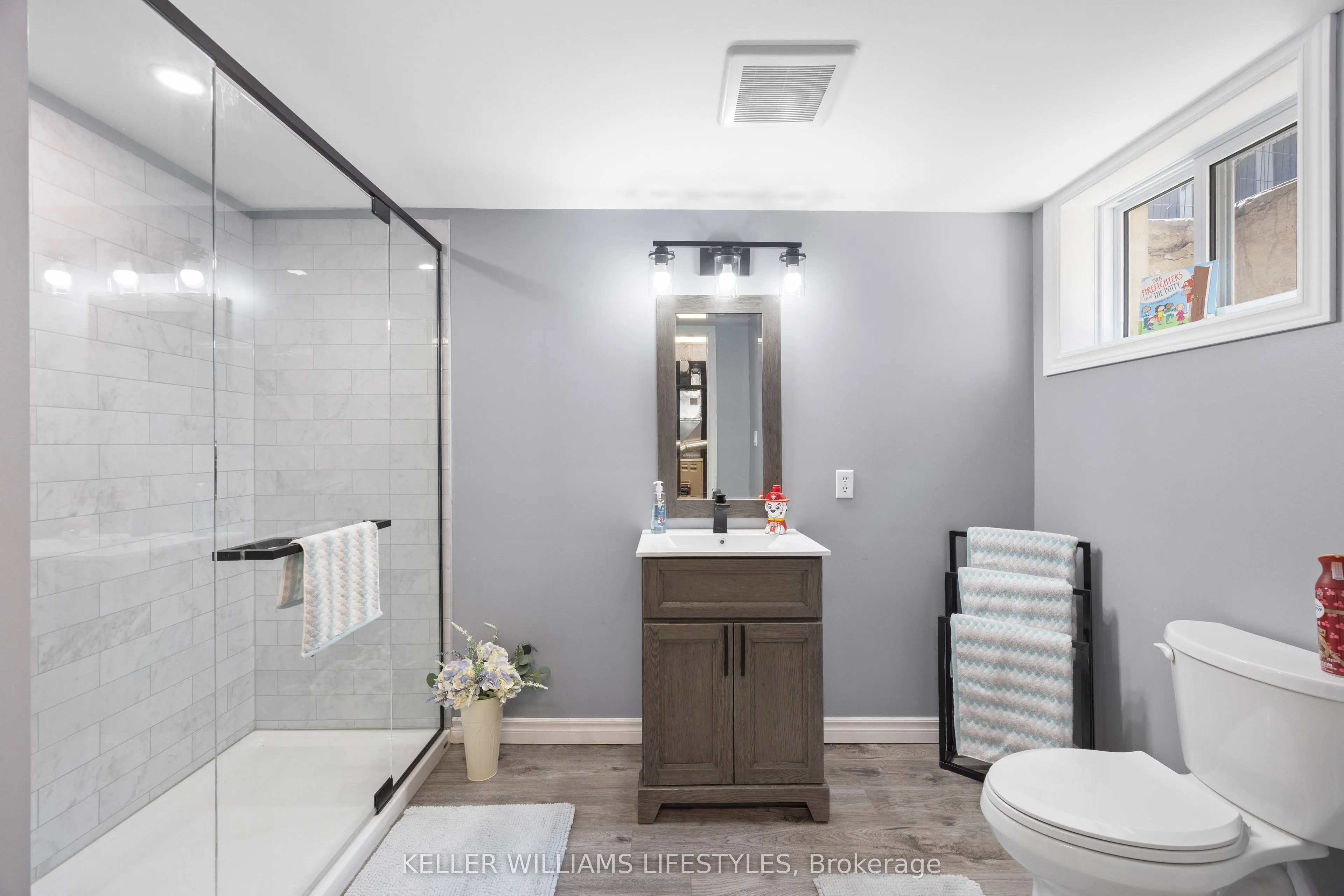 219 Dundas Street W