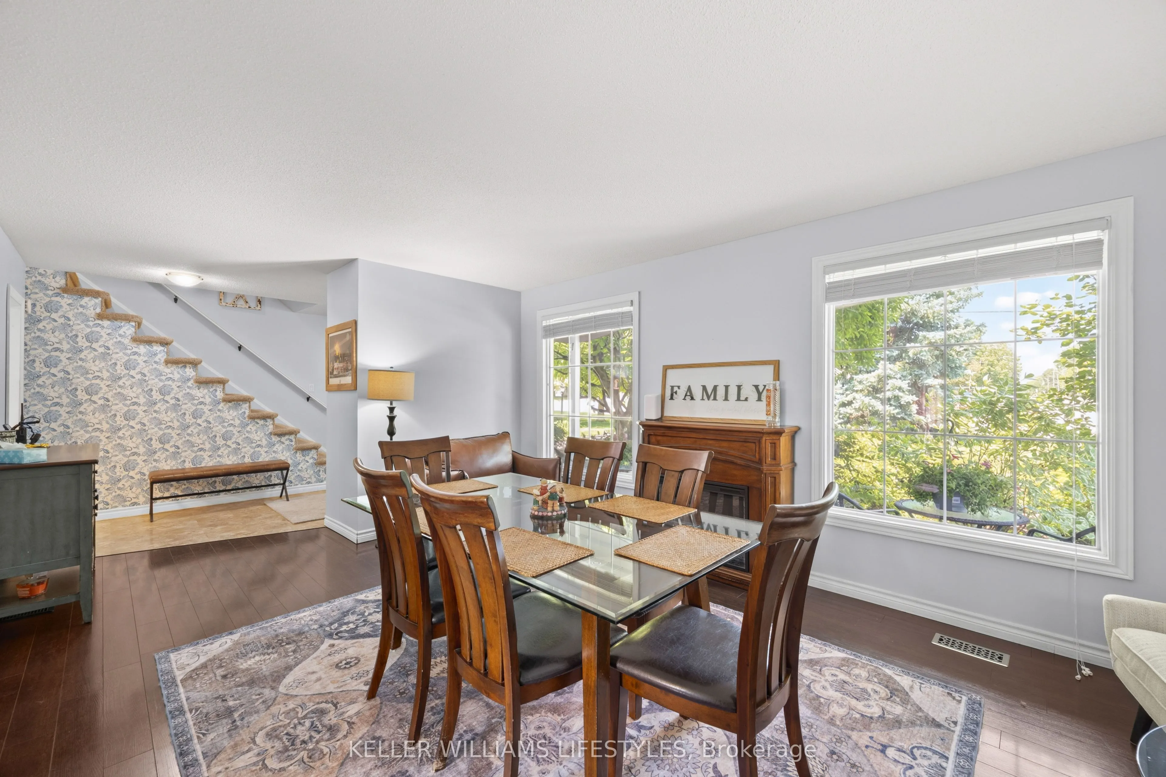 219 Dundas Street W
