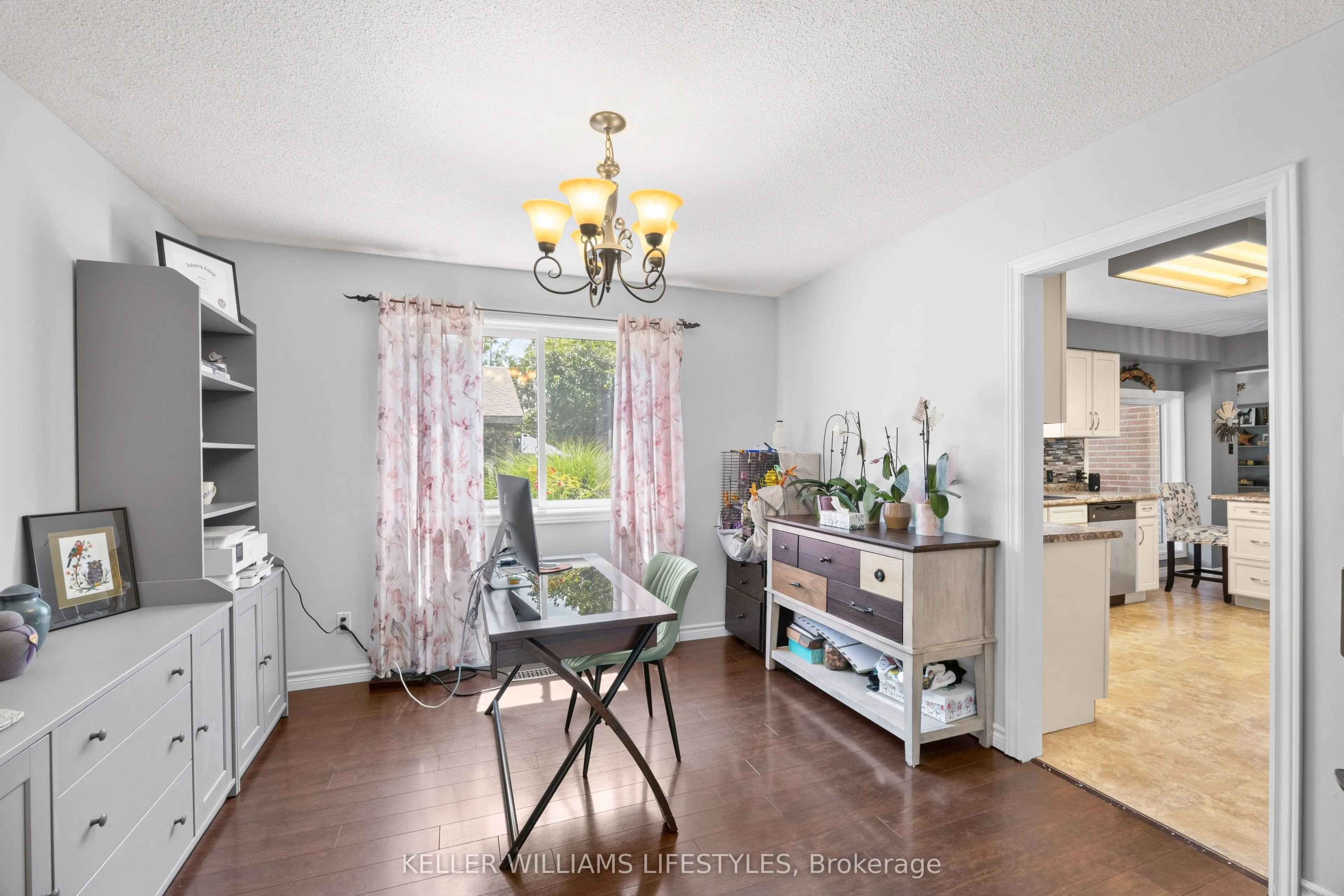 219 Dundas Street W