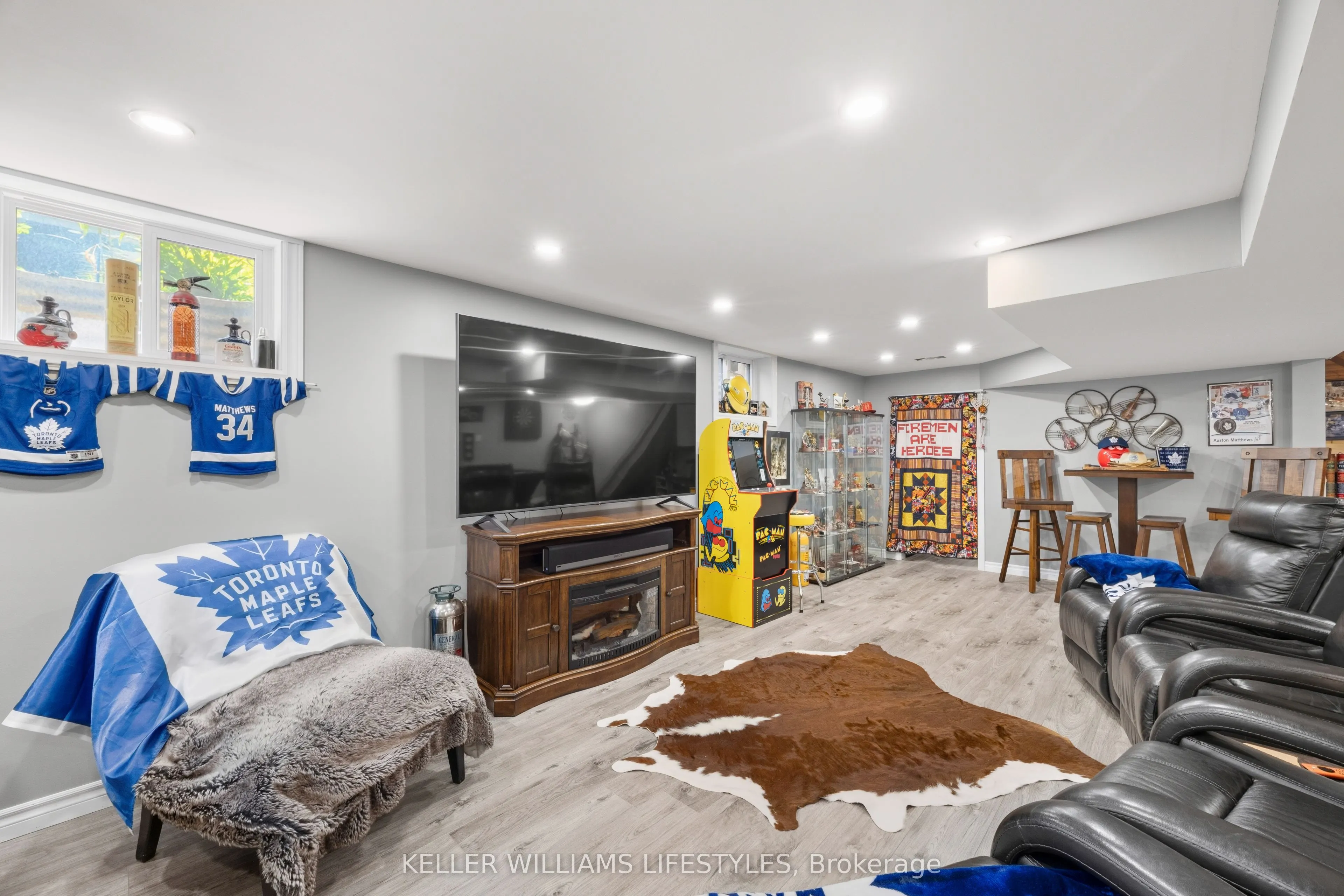 219 Dundas Street W