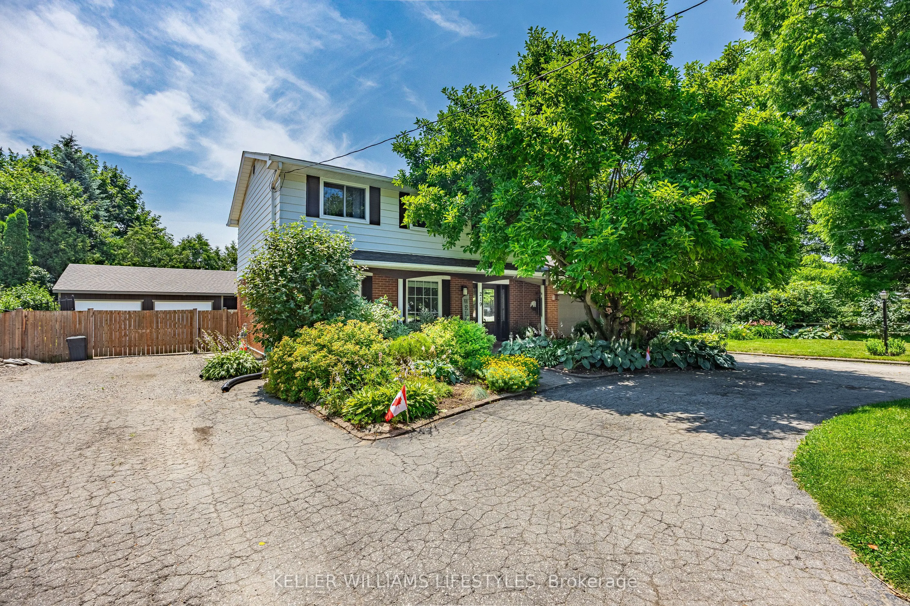 219 Dundas Street W