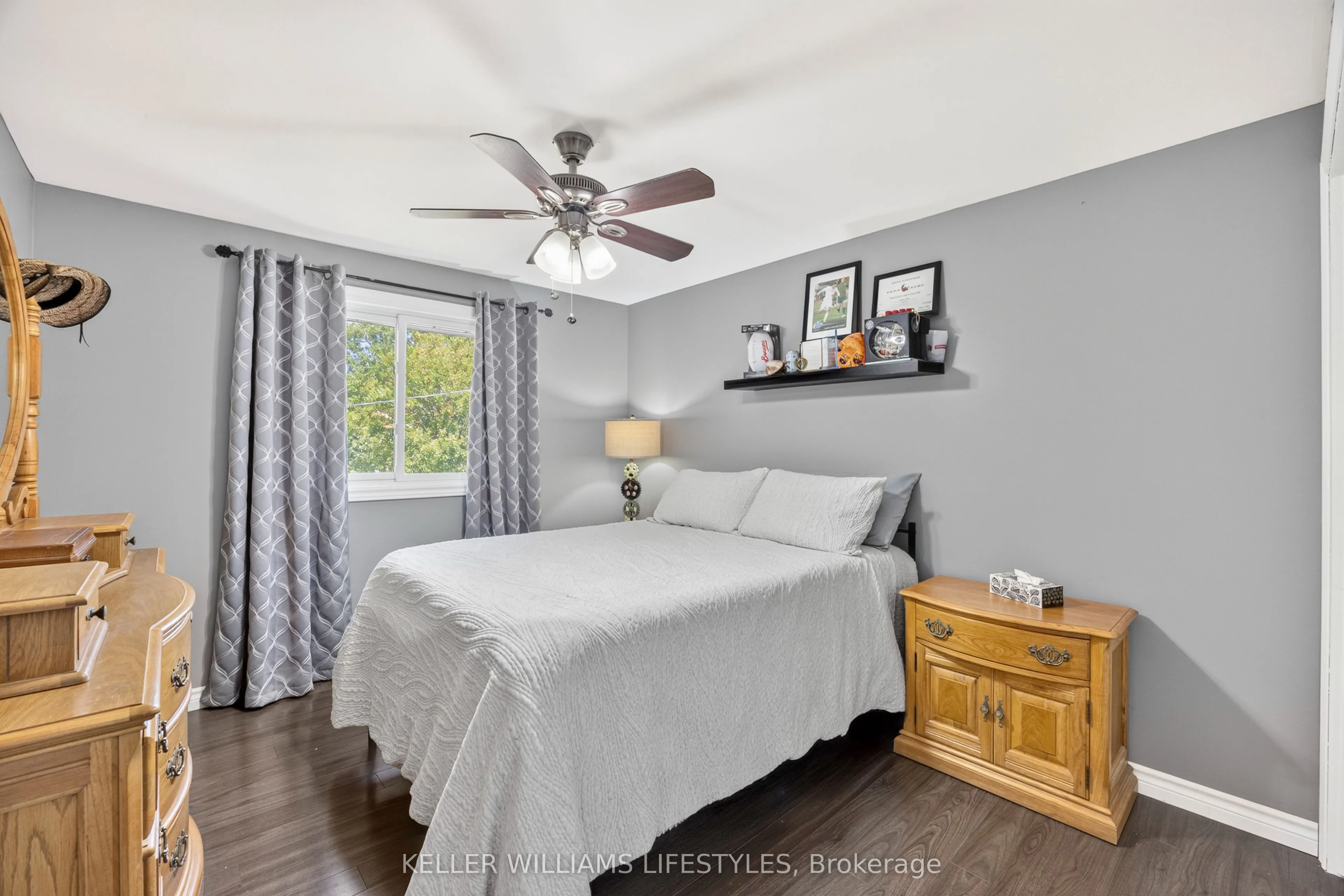 219 Dundas Street W