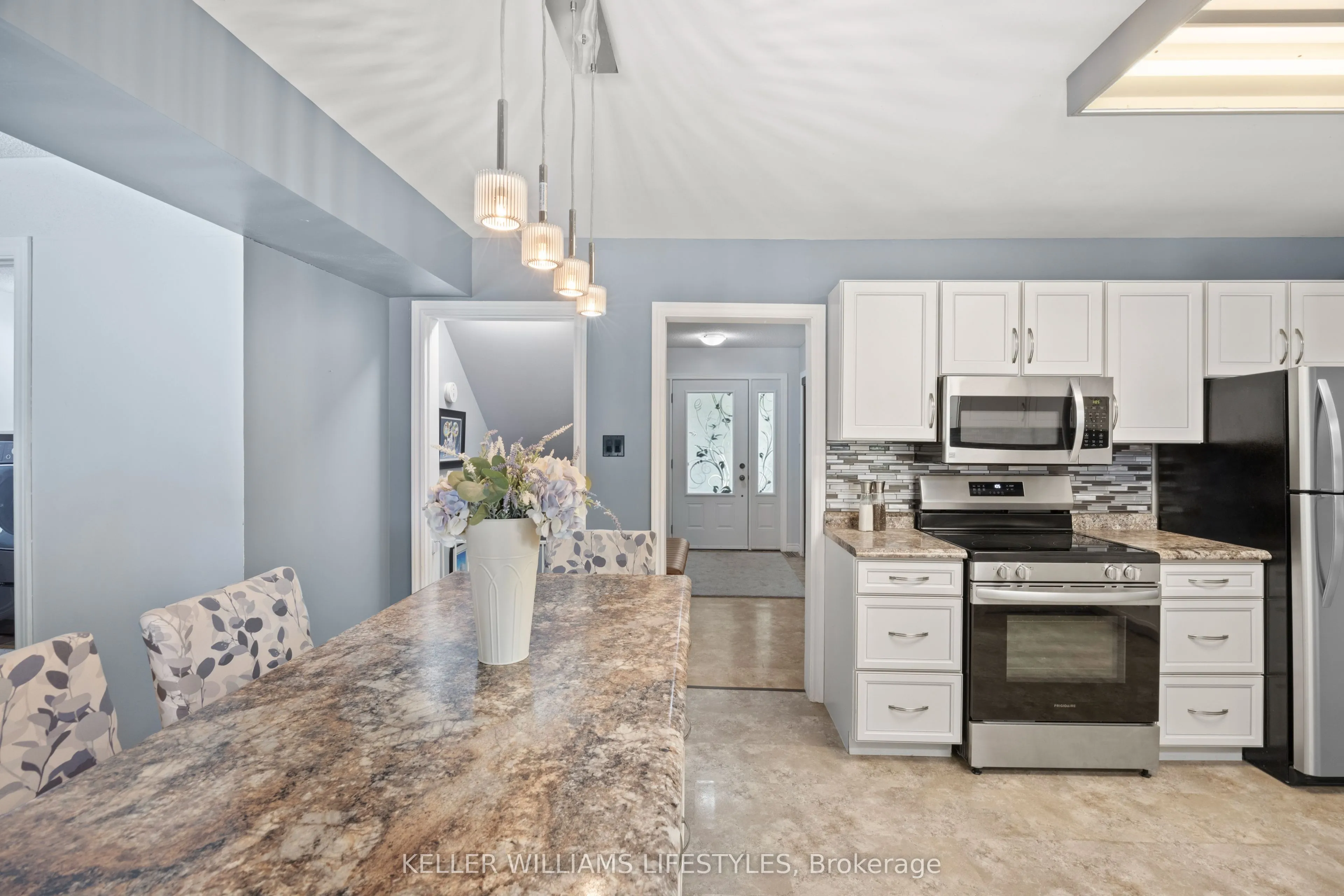 219 Dundas Street W
