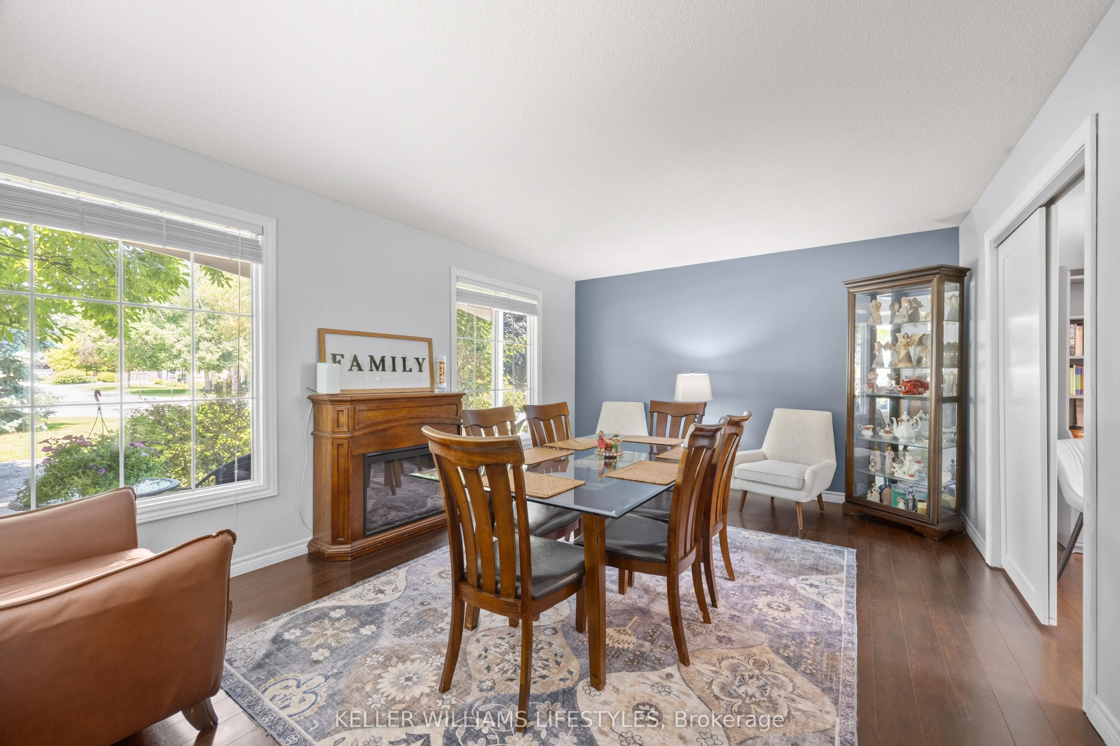 219 Dundas Street W