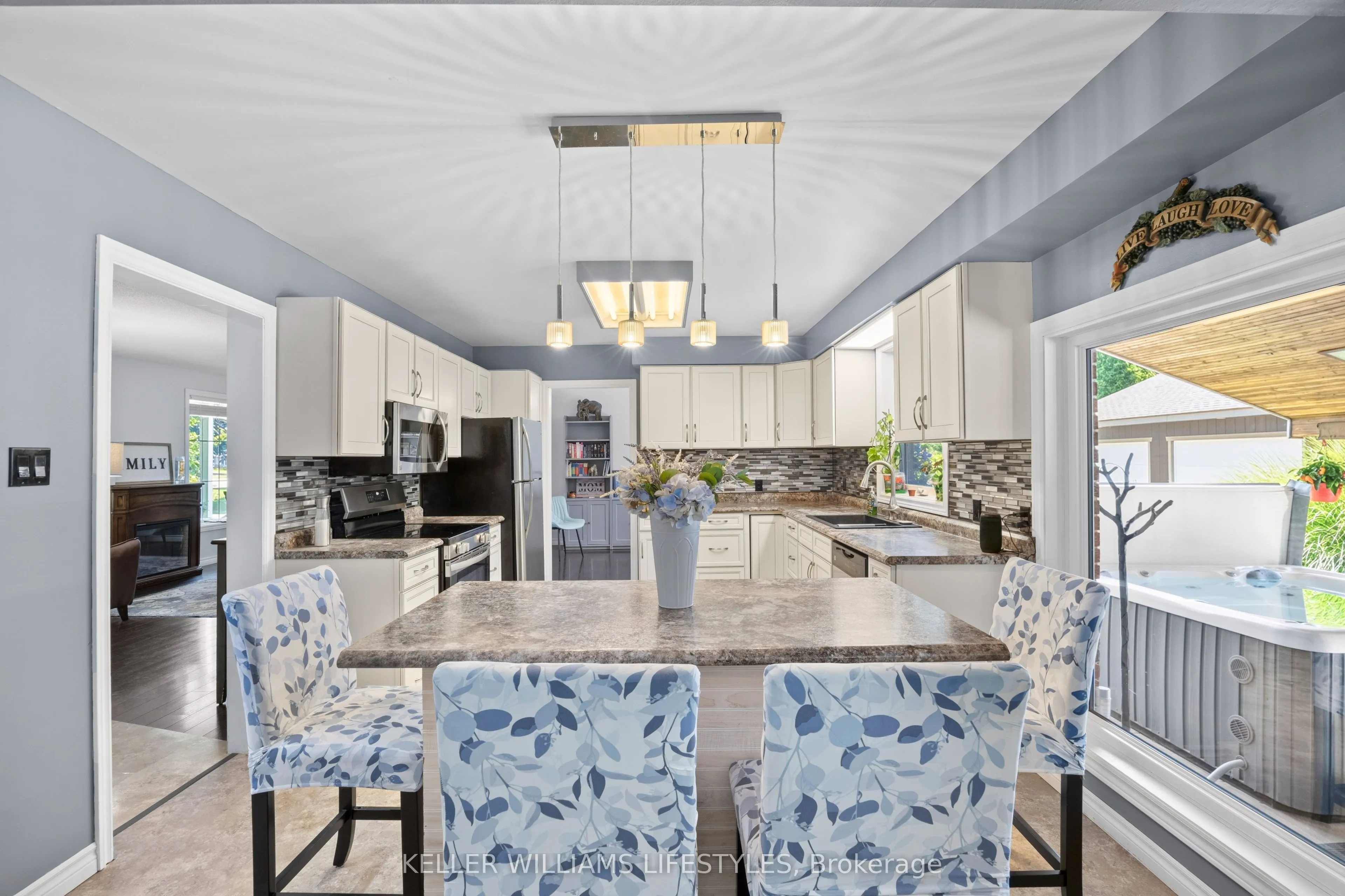 219 Dundas Street W