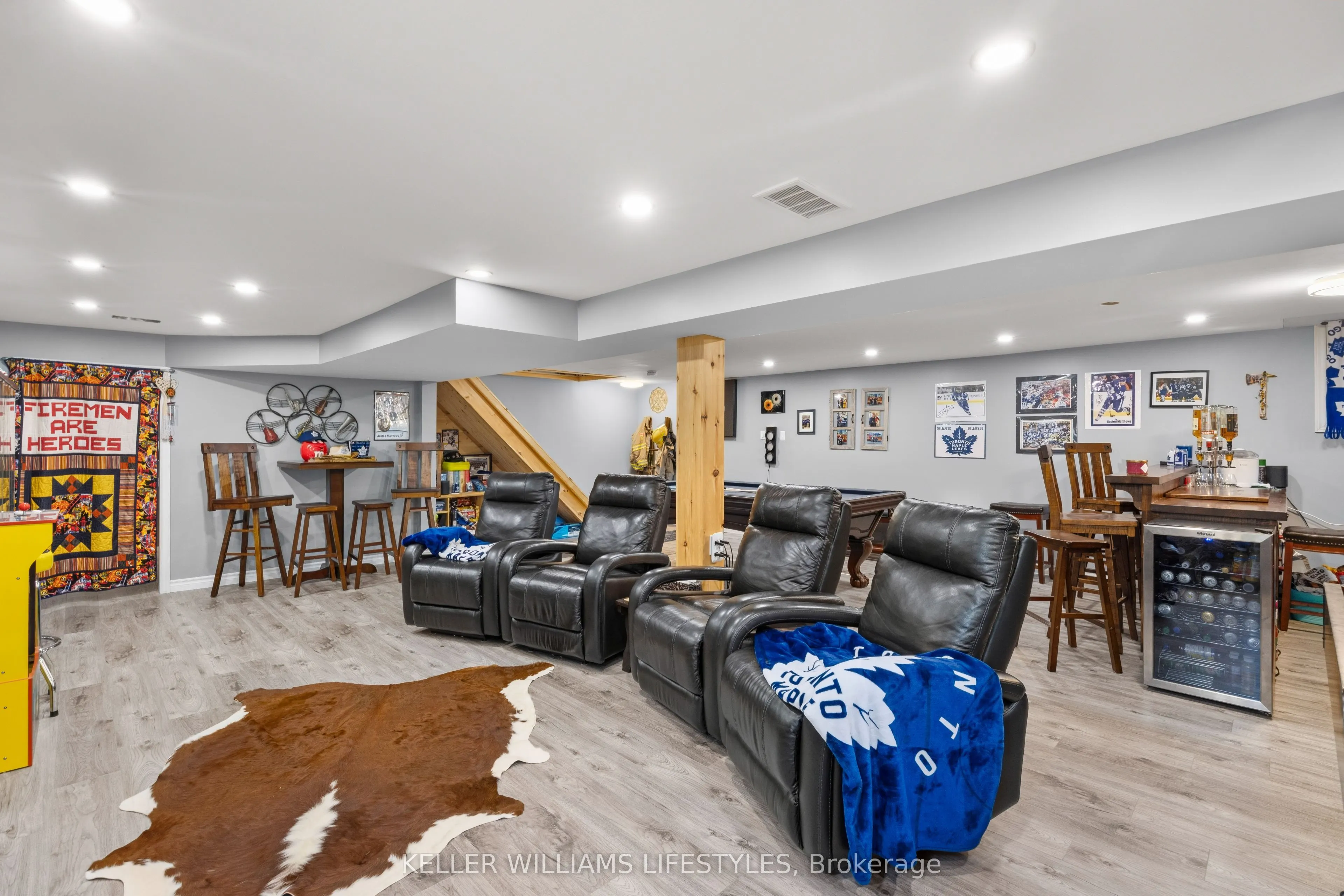 219 Dundas Street W