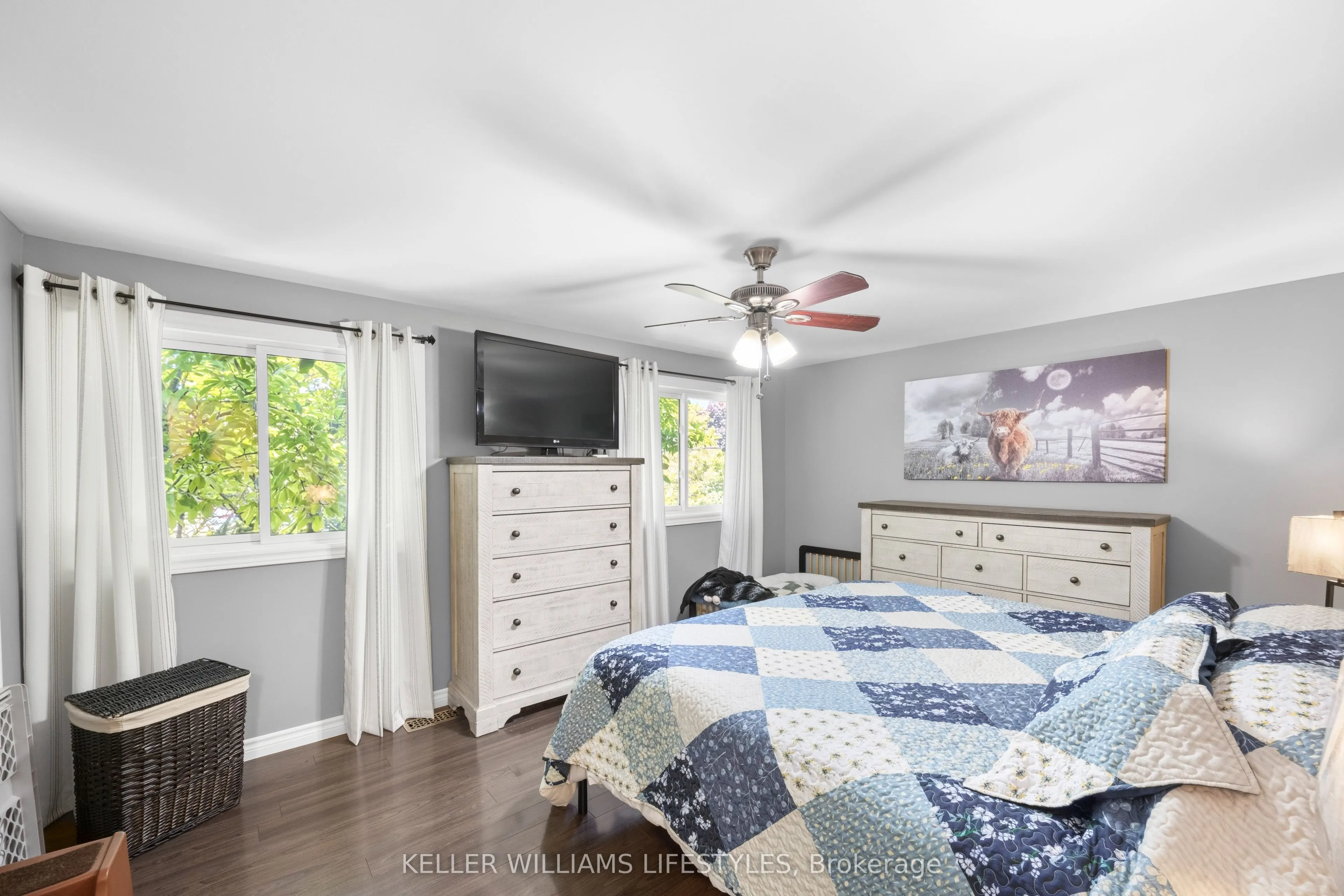 219 Dundas Street W