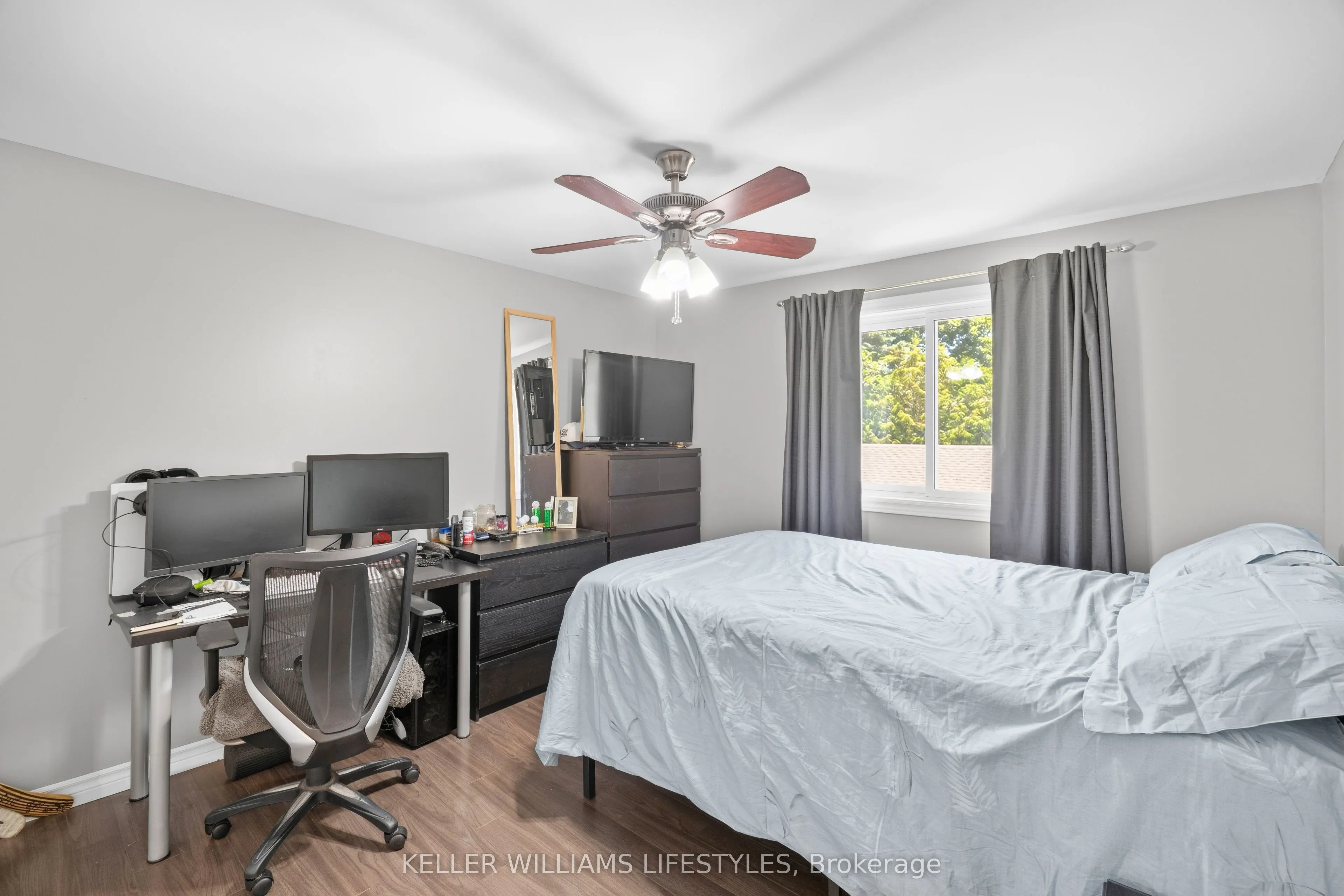 219 Dundas Street W