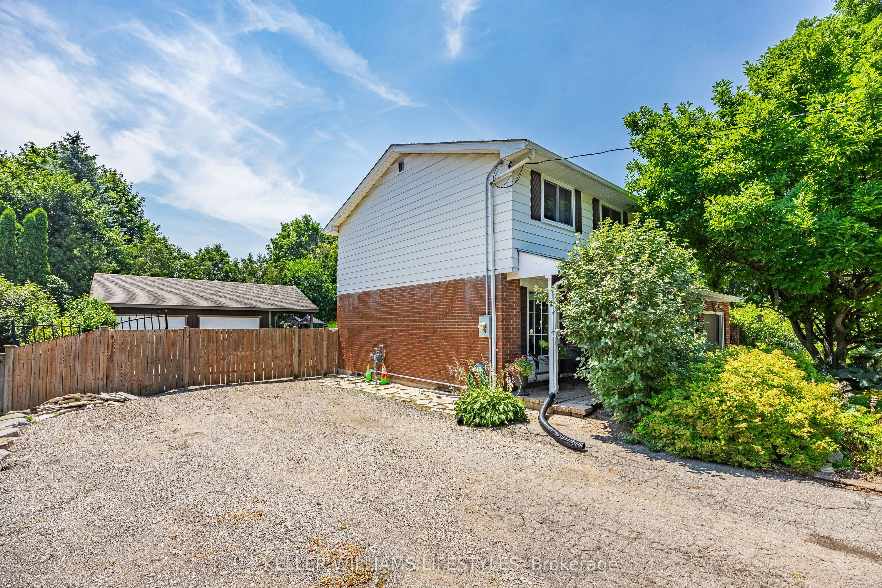 219 Dundas Street W