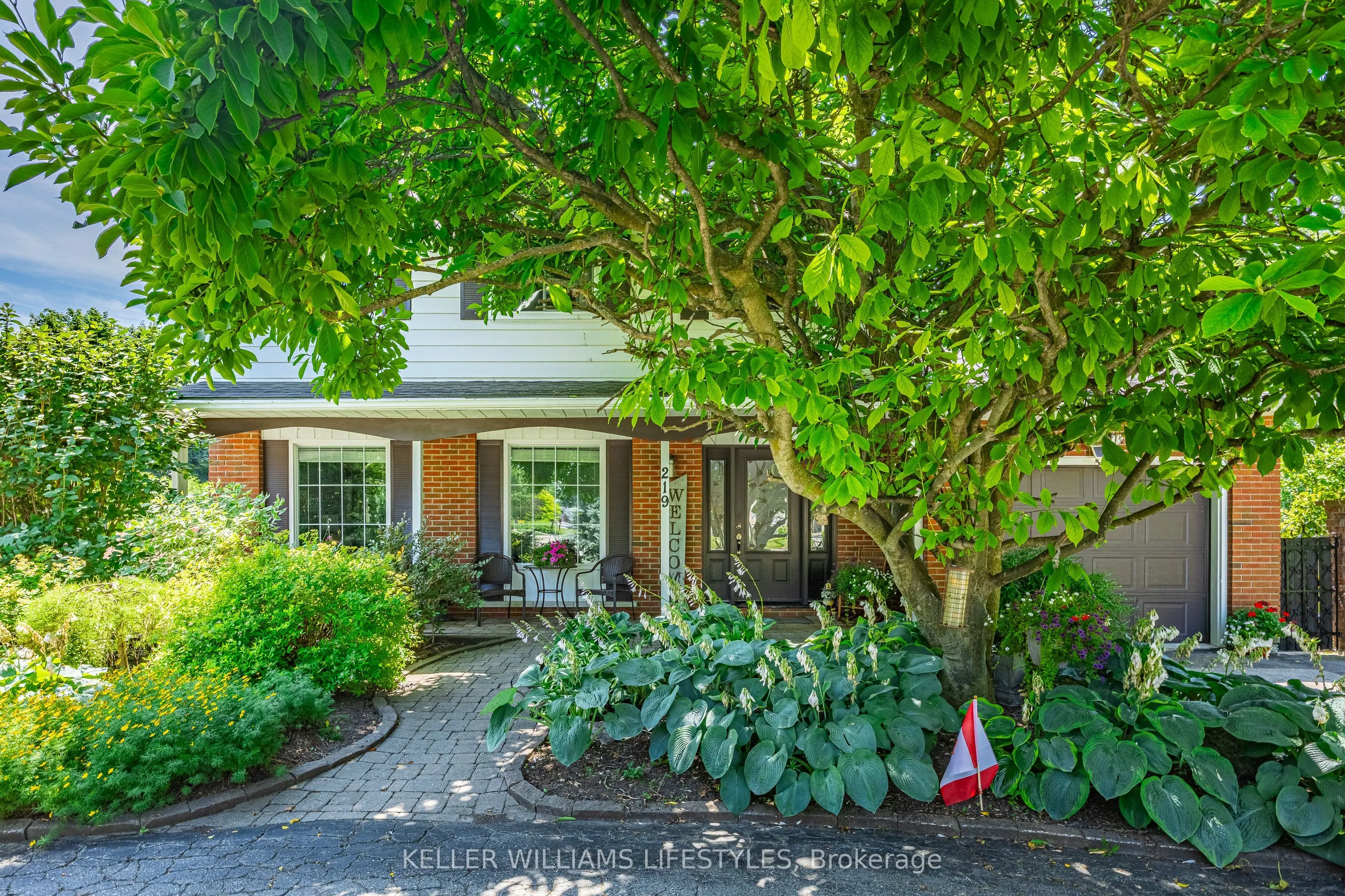 219 Dundas Street W