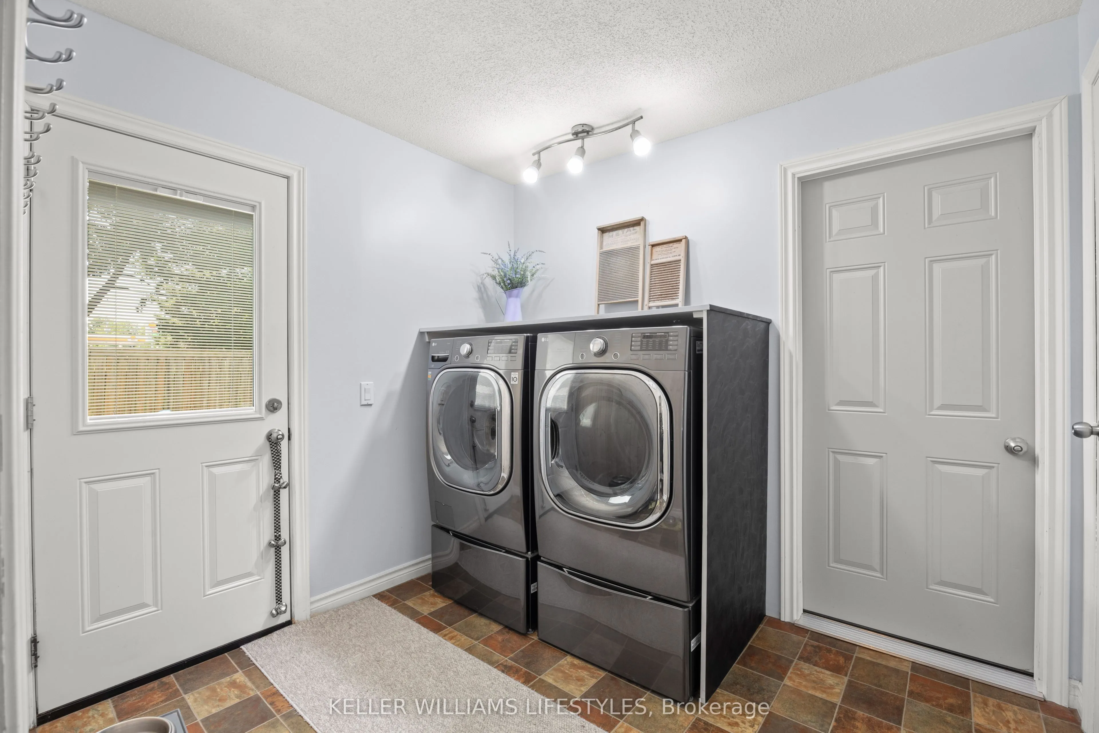 219 Dundas Street W