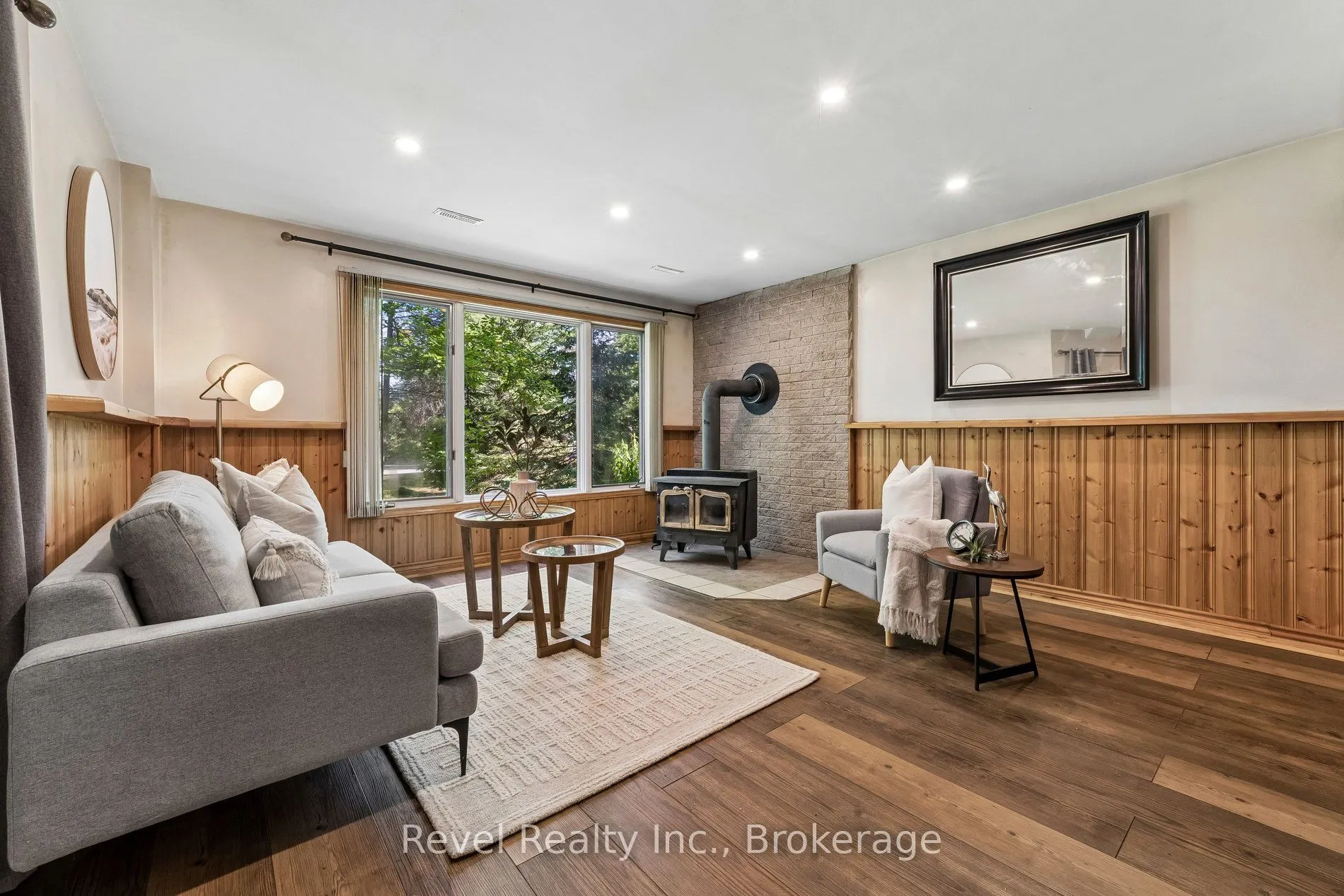 18 Bessie Avenue S