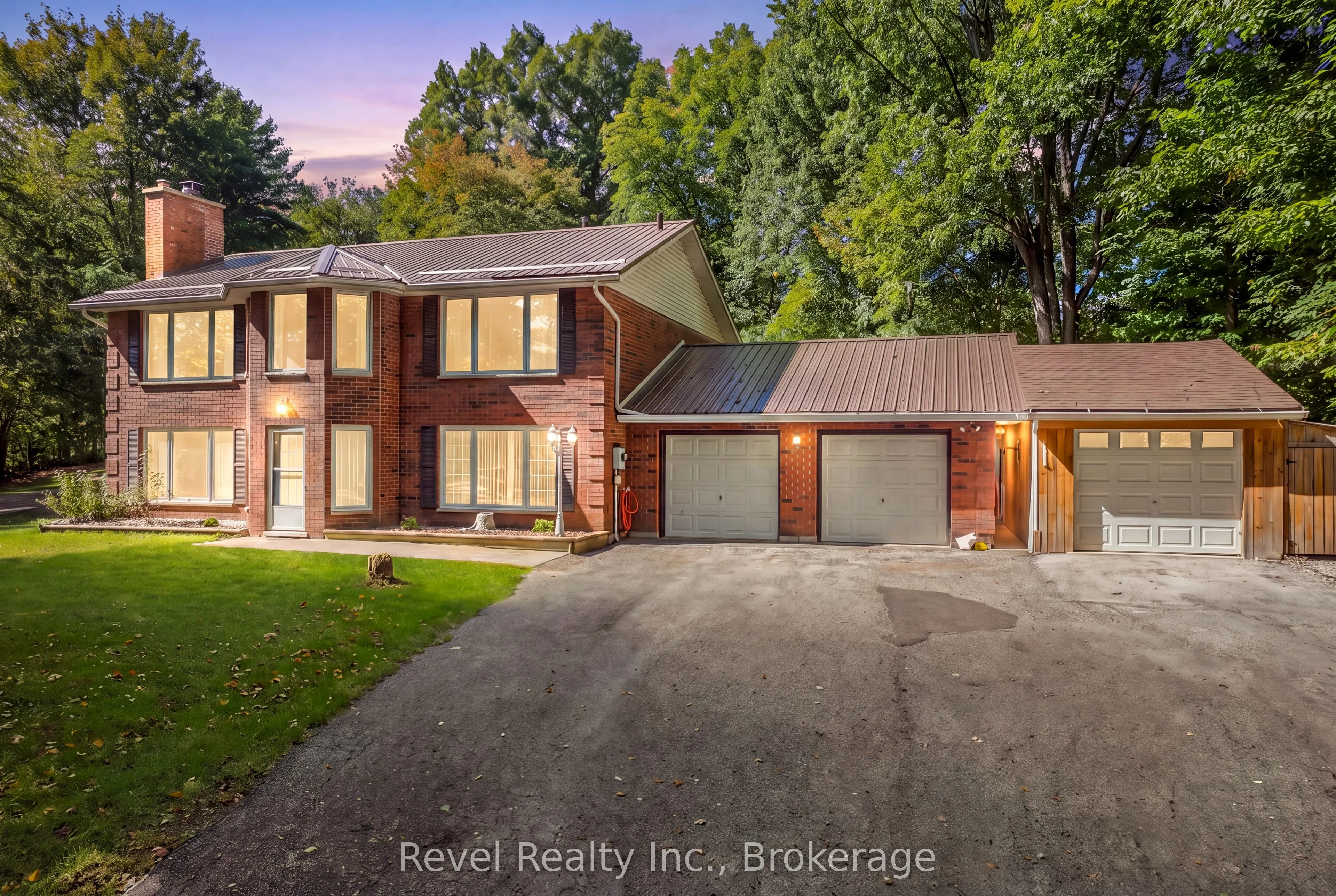 18 Bessie Avenue S