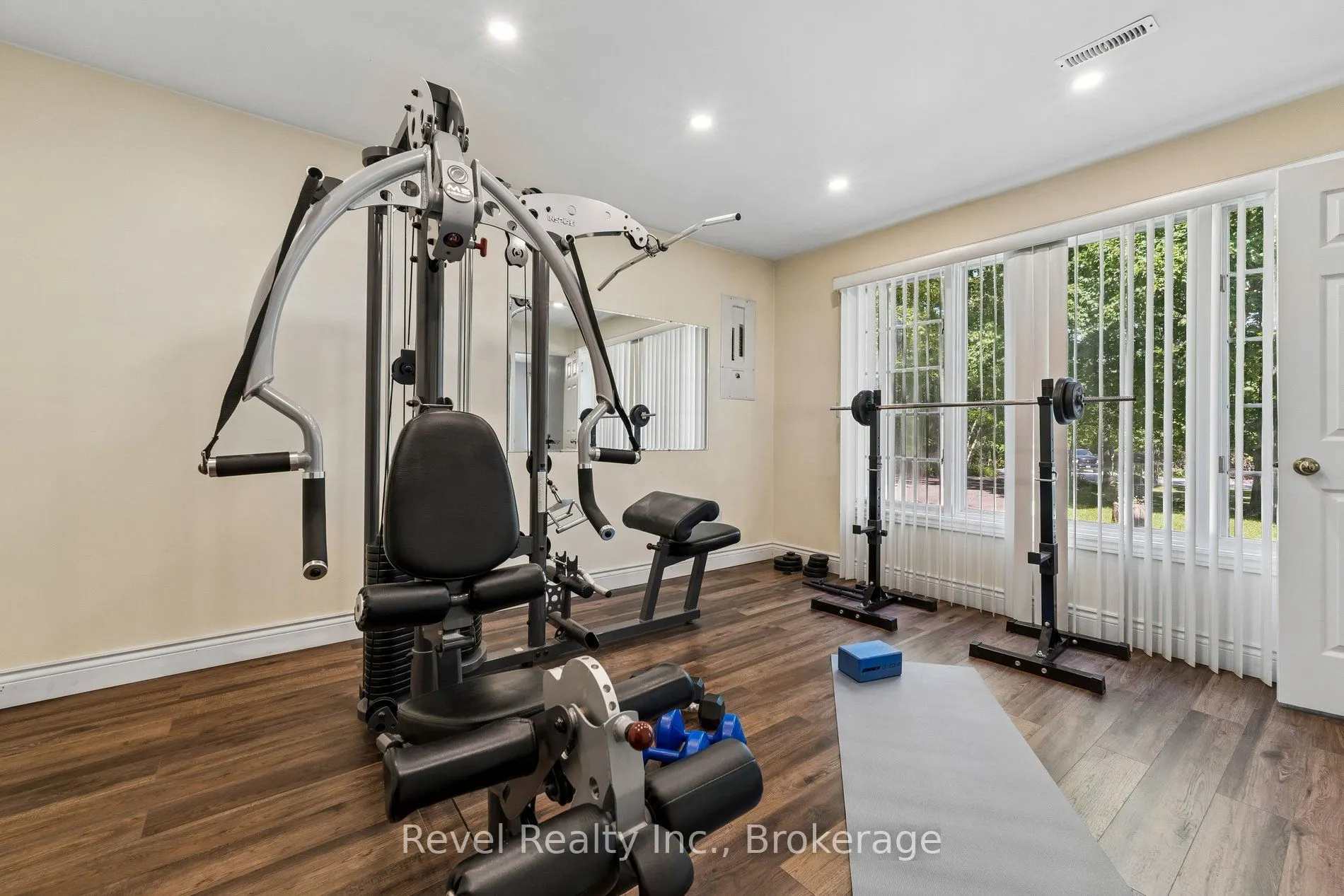 18 Bessie Avenue S
